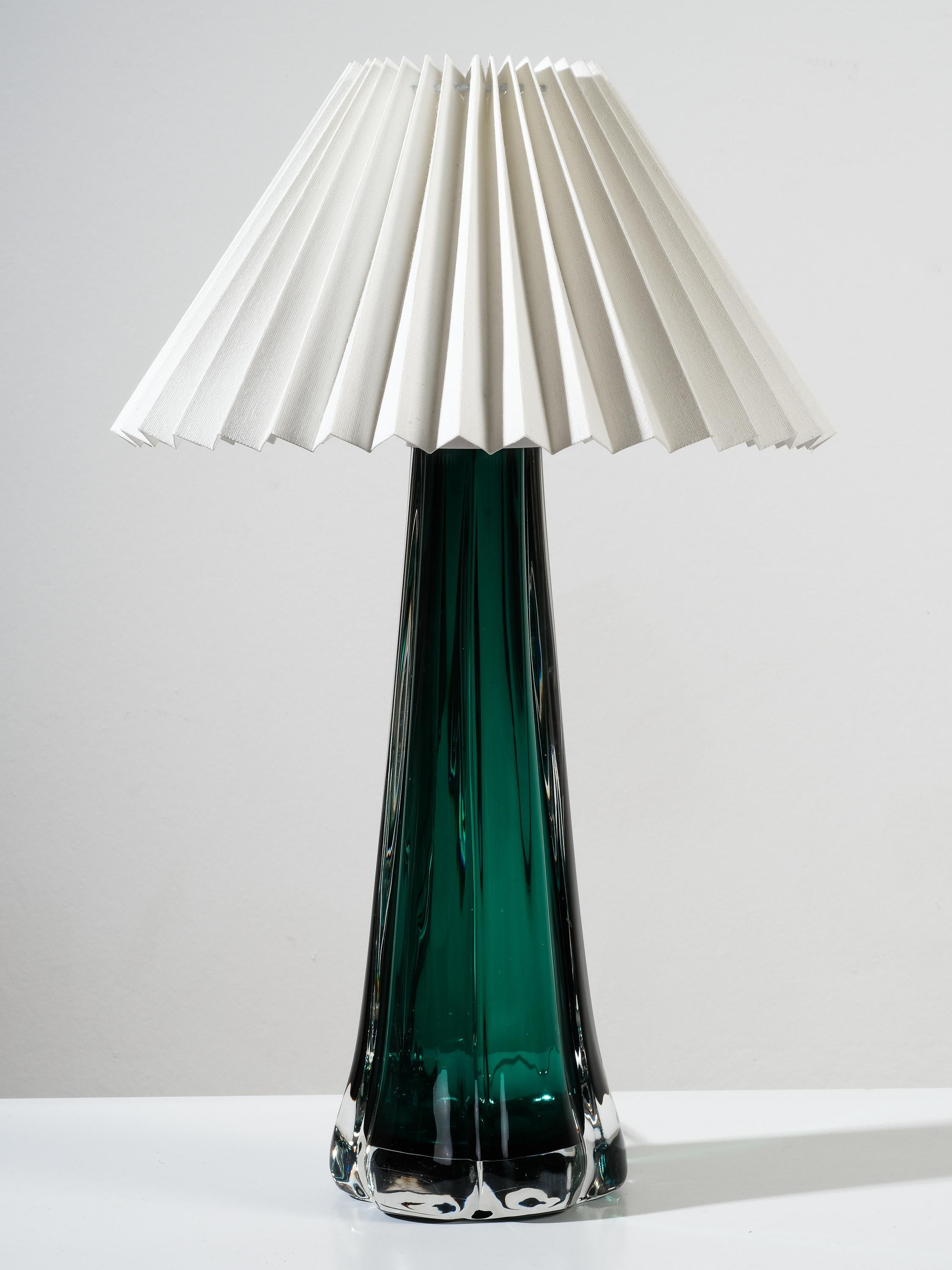 Swedish Mid-Century Green Glass Table Lamp by Kosta Elarmatur For Sale 4