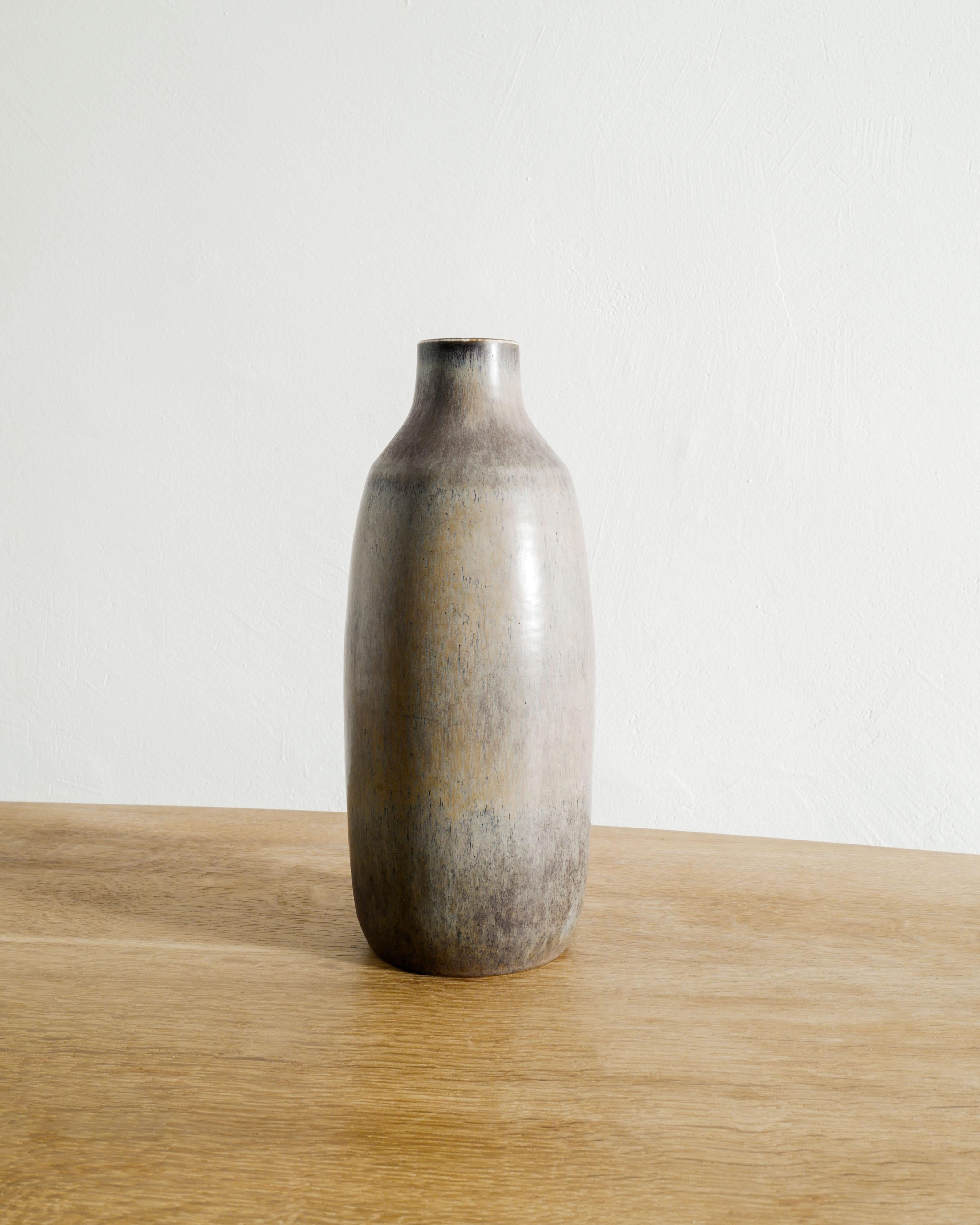 Raro jarrón sueco de gres / cerámica gris de mediados de siglo, obra de Carl-Harry Stålhane, producido por Rörstrand Suecia, años 50. En buen estado original. 

Dimensiones: H: 34 cm / 13,40
