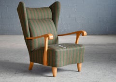 Chaise longue suédoise à dossier haut du milieu du siècle, avec accoudoirs en érable, vers 1950