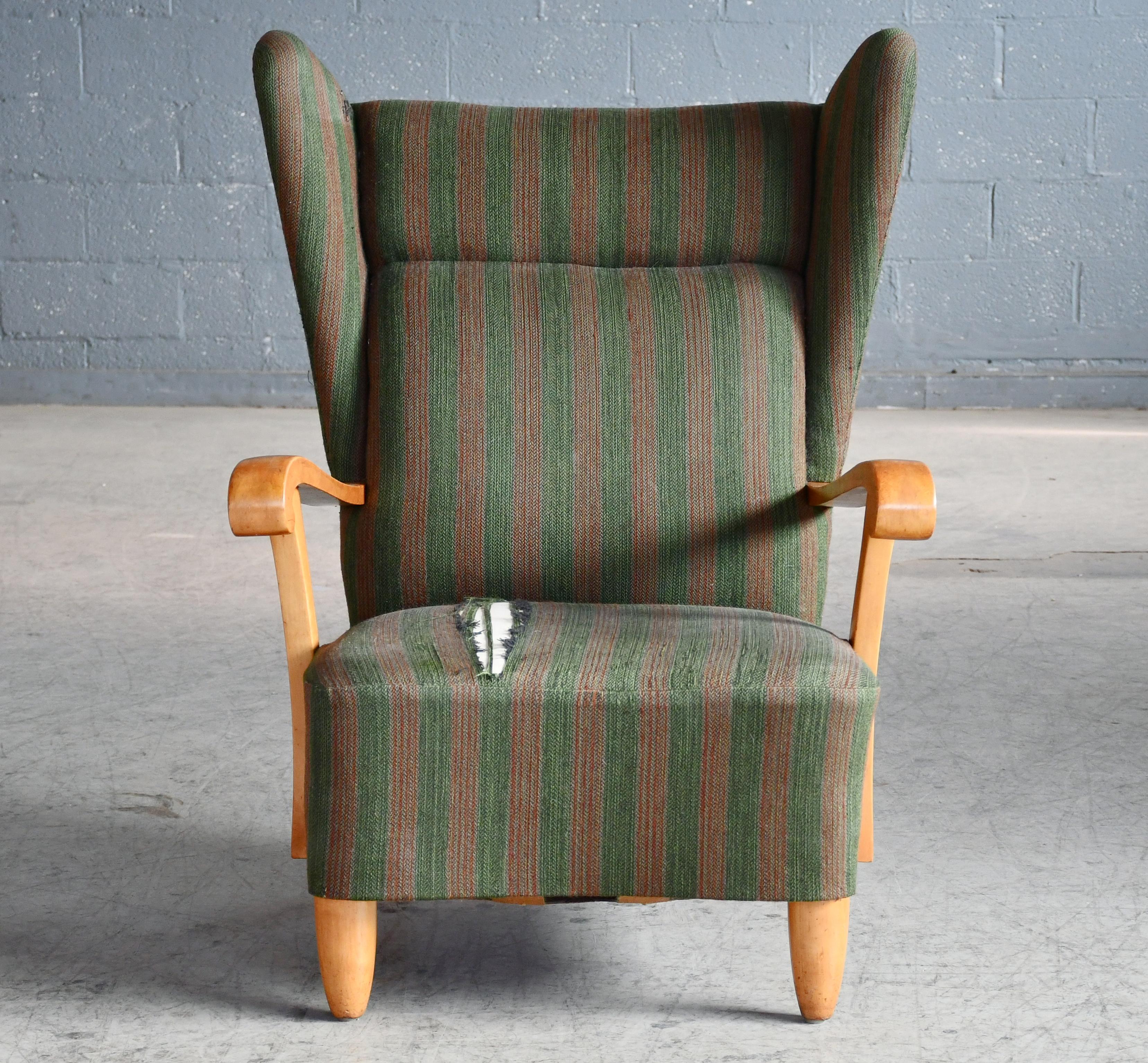 Schwedischer Mid-Century High Wingback Lounge Chair mit Ahorn-Armlehnen ca. 1950 (Skandinavische Moderne) im Angebot