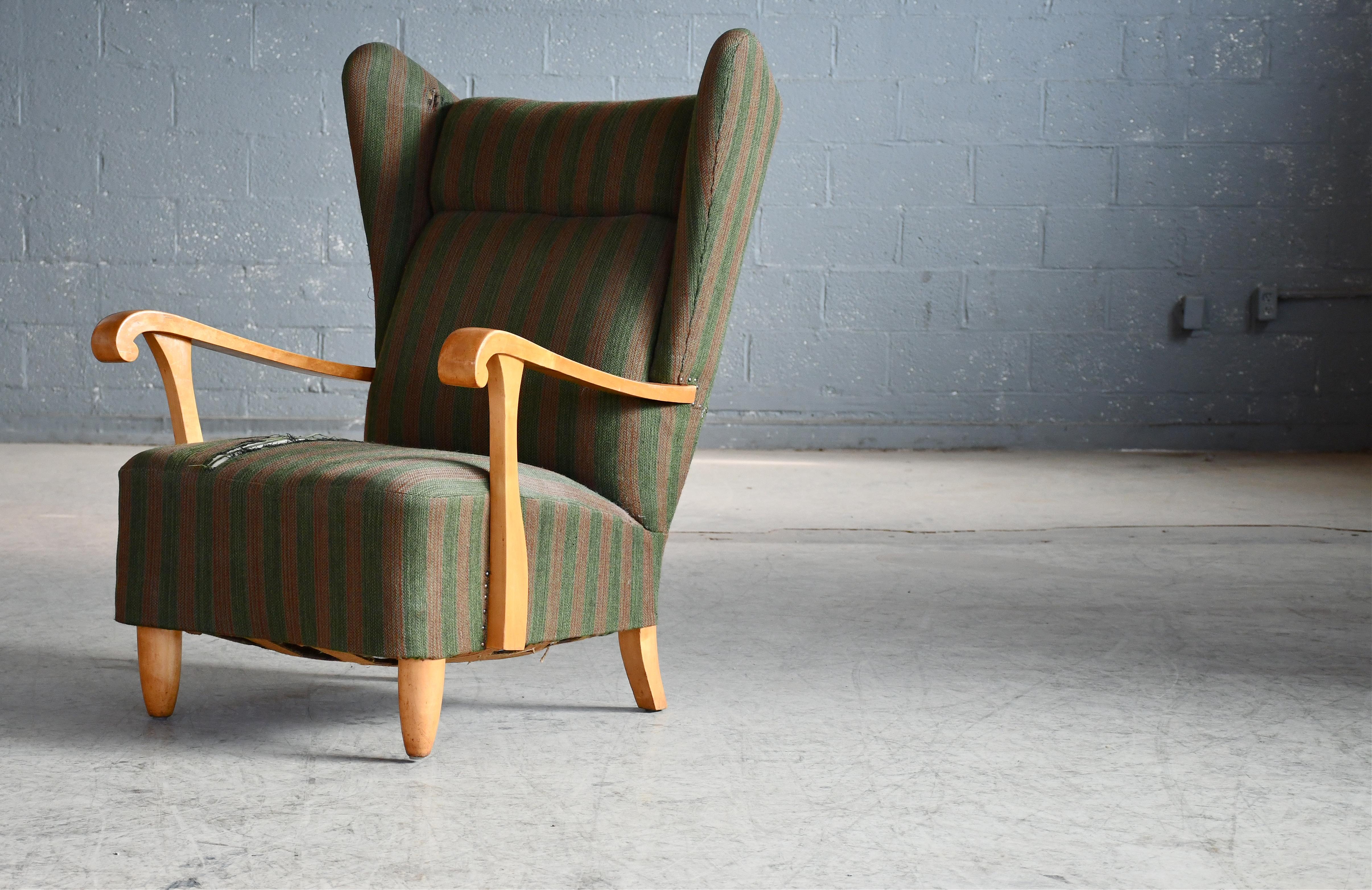 Schwedischer Mid-Century High Wingback Lounge Chair mit Ahorn-Armlehnen ca. 1950 im Zustand „Gut“ im Angebot in Bridgeport, CT