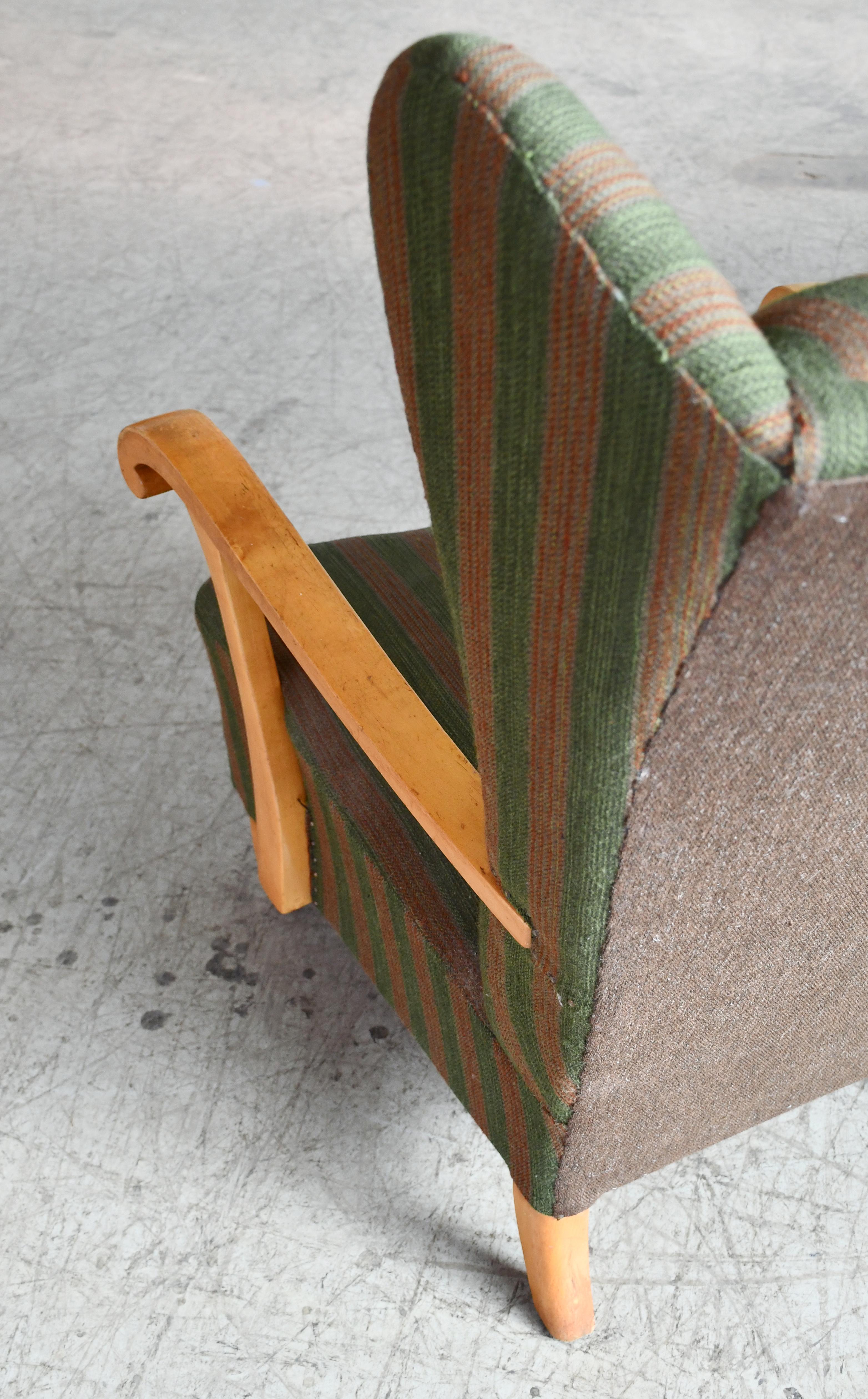 Schwedischer Mid-Century High Wingback Lounge Chair mit Ahorn-Armlehnen ca. 1950 (Mitte des 20. Jahrhunderts) im Angebot