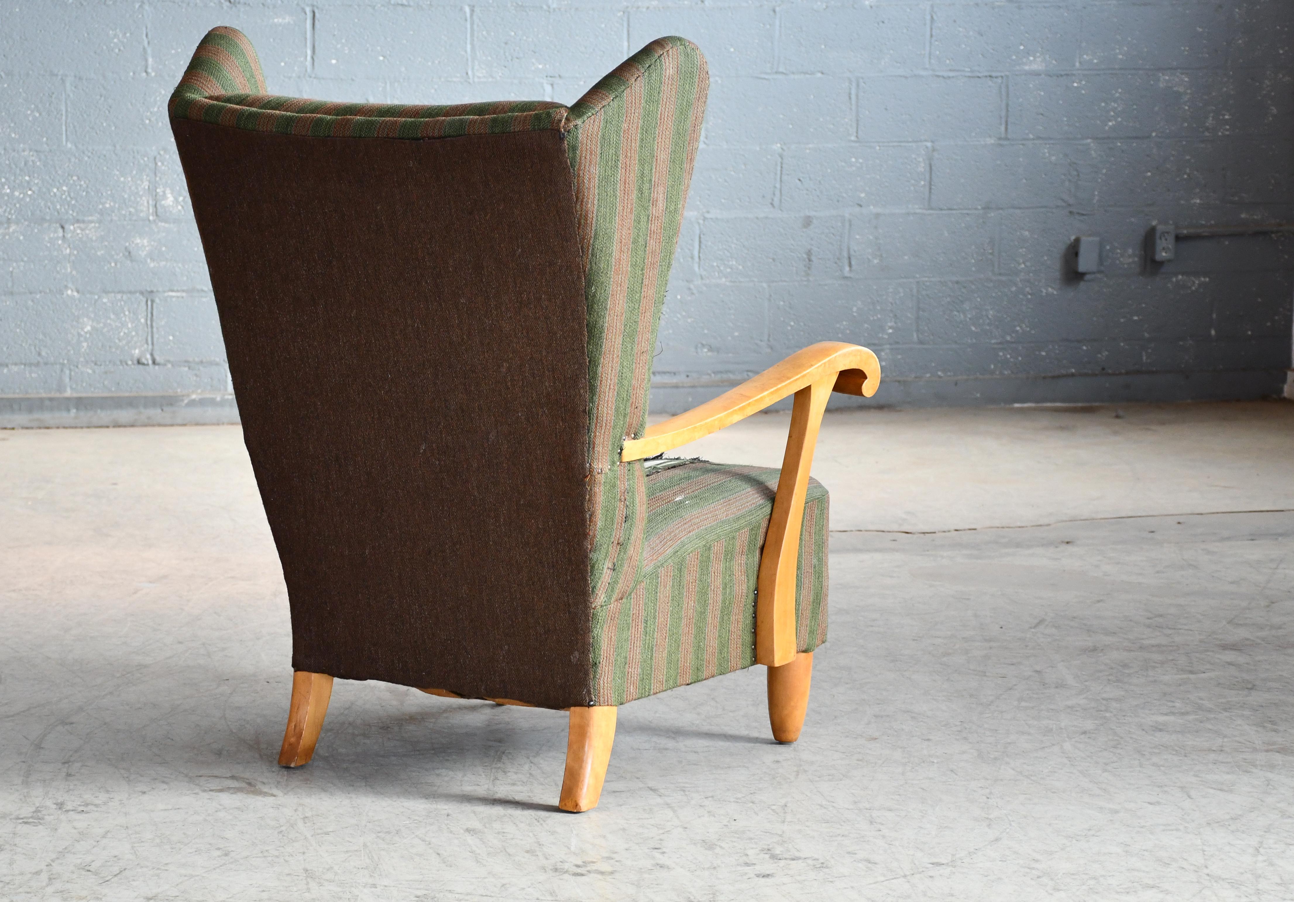 Schwedischer Mid-Century High Wingback Lounge Chair mit Ahorn-Armlehnen ca. 1950 (Wolle) im Angebot