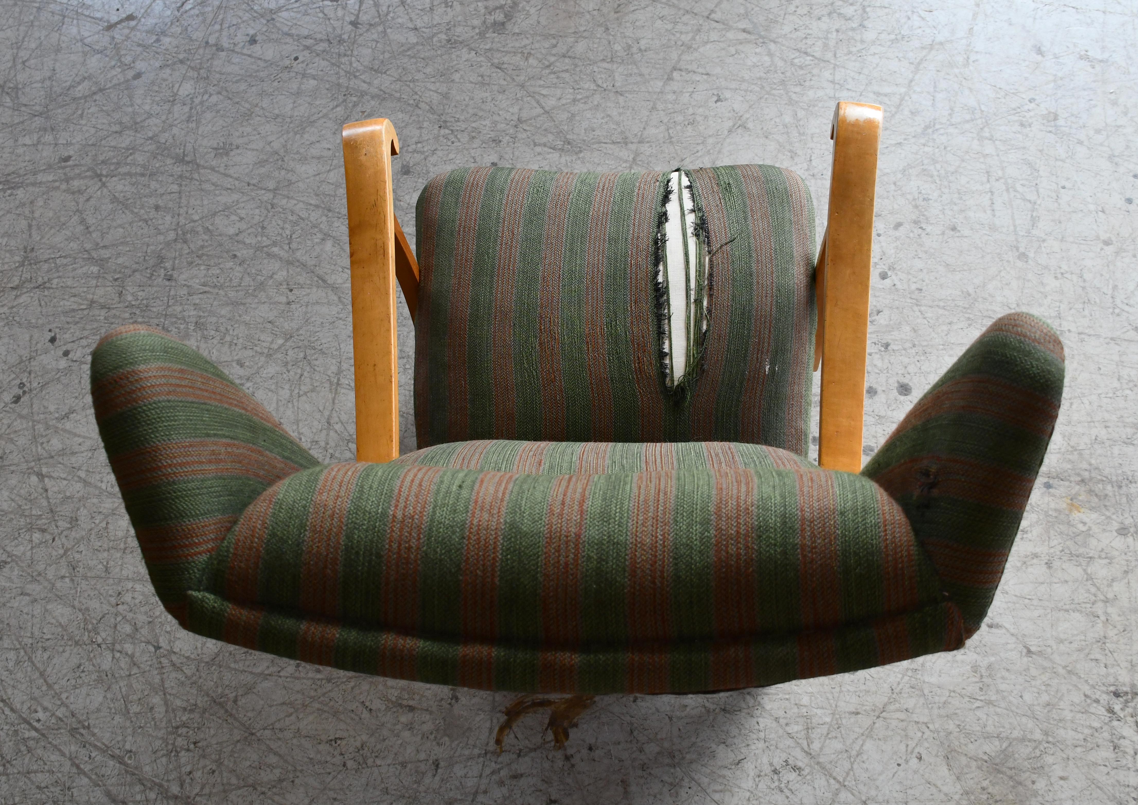 Schwedischer Mid-Century High Wingback Lounge Chair mit Ahorn-Armlehnen ca. 1950 im Angebot 1