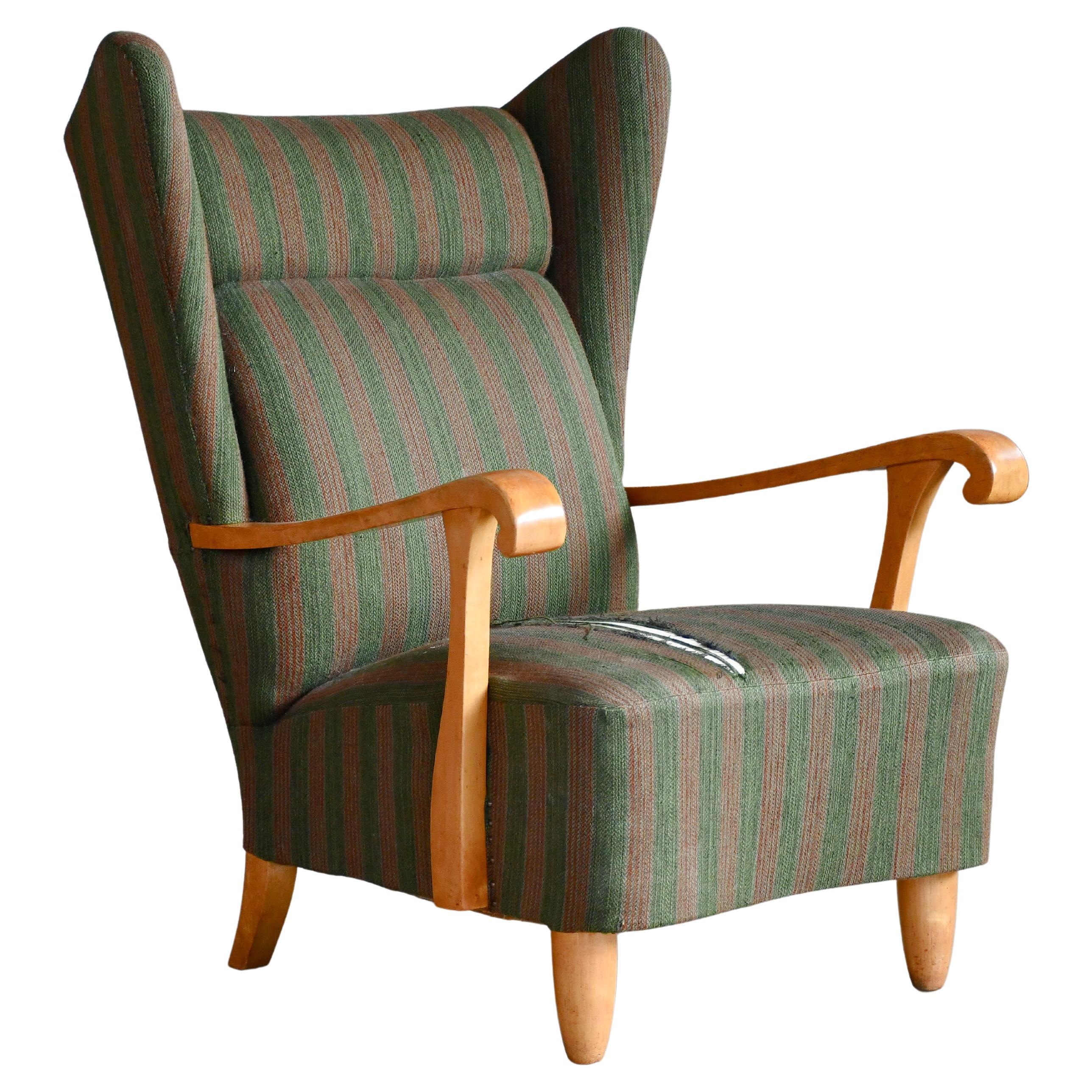 Schwedischer Mid-Century High Wingback Lounge Chair mit Ahorn-Armlehnen ca. 1950 im Angebot