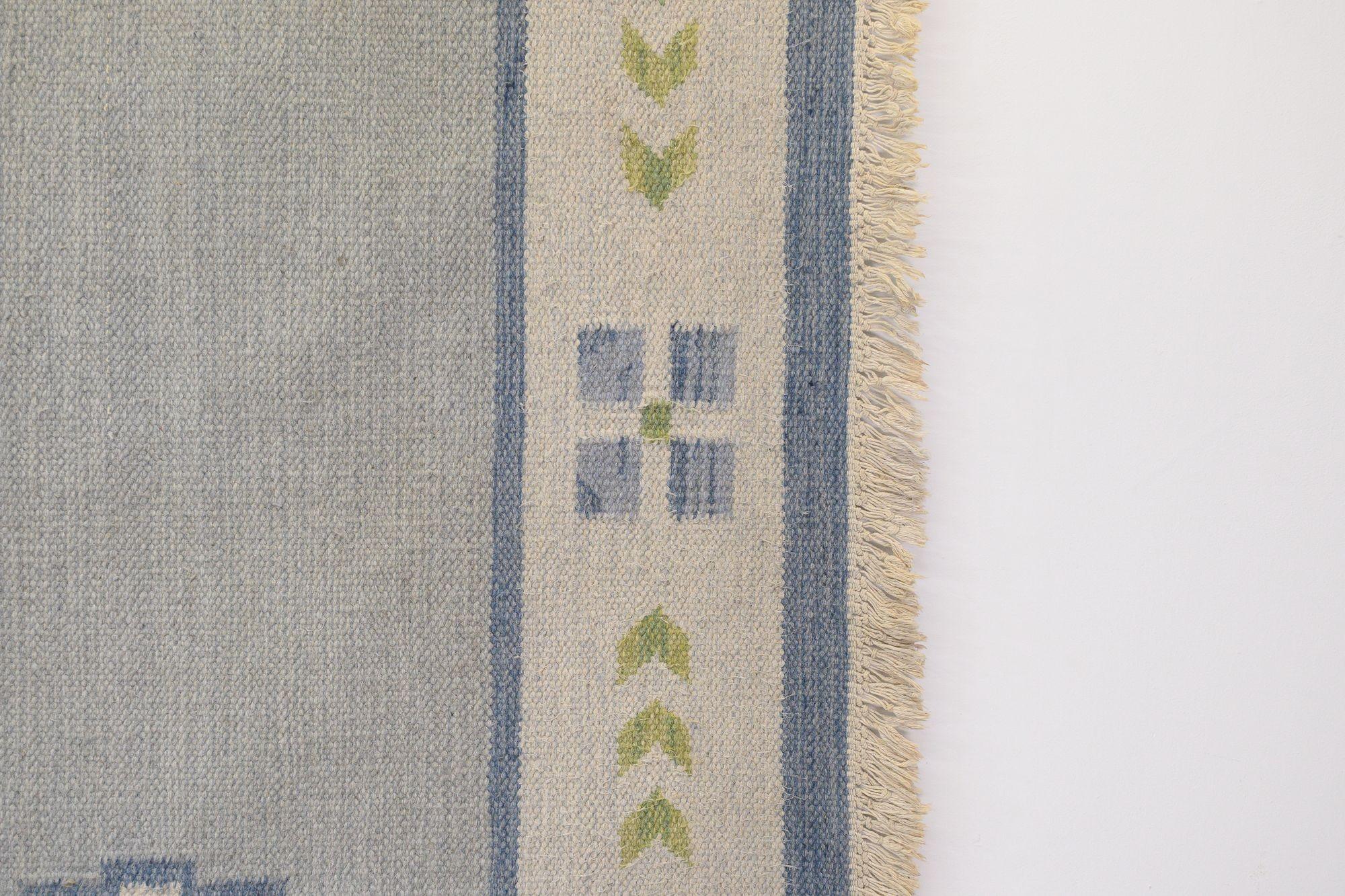 Kilim suédois du milieu du siècle avec une base bleue et un bord crème avec des touches de bleu, de vert et d'orange. Nettoyé par des professionnels. Suède vers 1960.
H 205cm x L 145cm x H 1cm