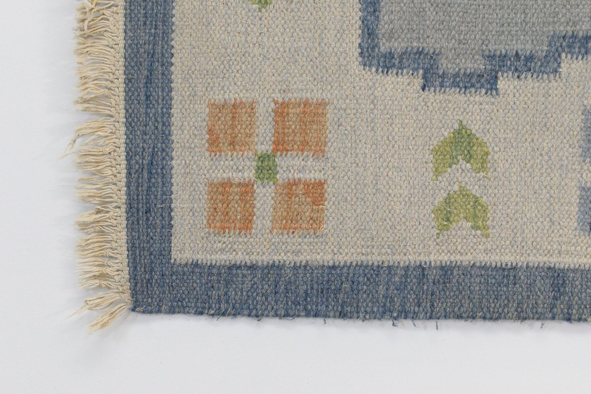 Kilim suédois du milieu du siècle dans des tons de bleu pâle Bon état - En vente à London, England
