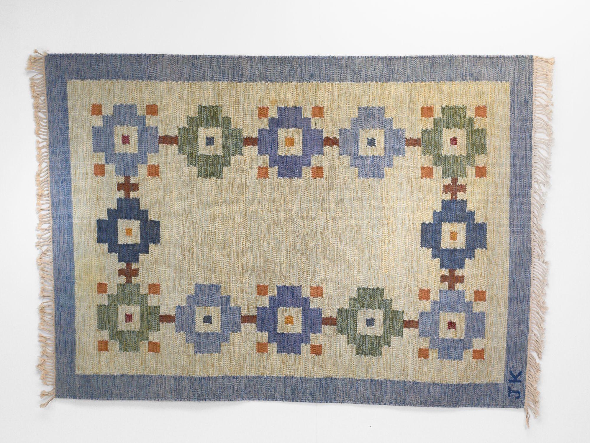 Kilim suédois du milieu du siècle, avec une base beige et un bord bleu pâle. Avec une bordure intérieure festonnée dans les tons de bleu, vert et orange. Nettoyé par des professionnels. Suède vers 1960.
L 252cm x L 171cm x H cm