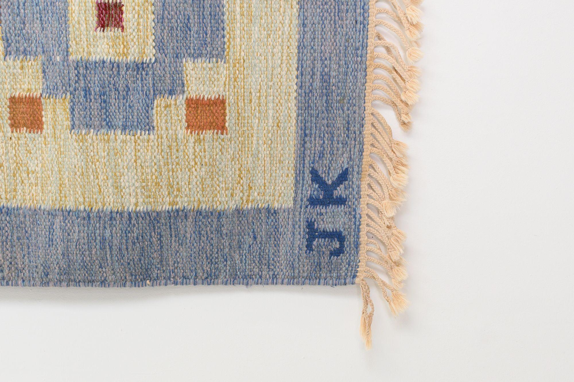 Mid-Century Modern Kilim suédois du milieu du siècle dernier signé J.K en vente