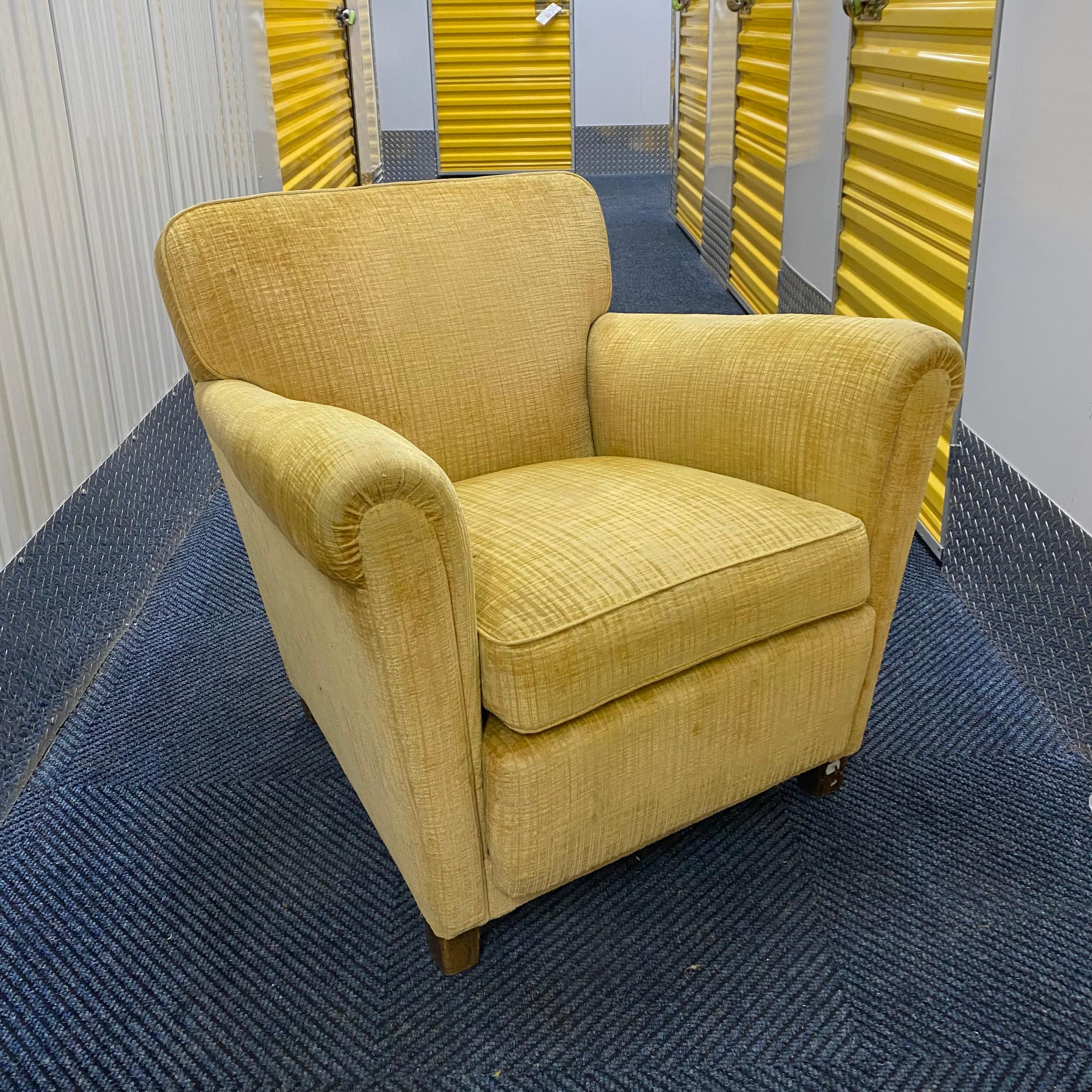 Silla de salón sueca de mediados de siglo en tela amarilla. Se vende tal como se ve y se puede volver a tapizar. Gran forma que refleja la época del diseño moderno escandinavo.

Dimensiones: Alto 30 pulg. x Fondo 30 pulg. x Ancho 32 pulg. 

Altura