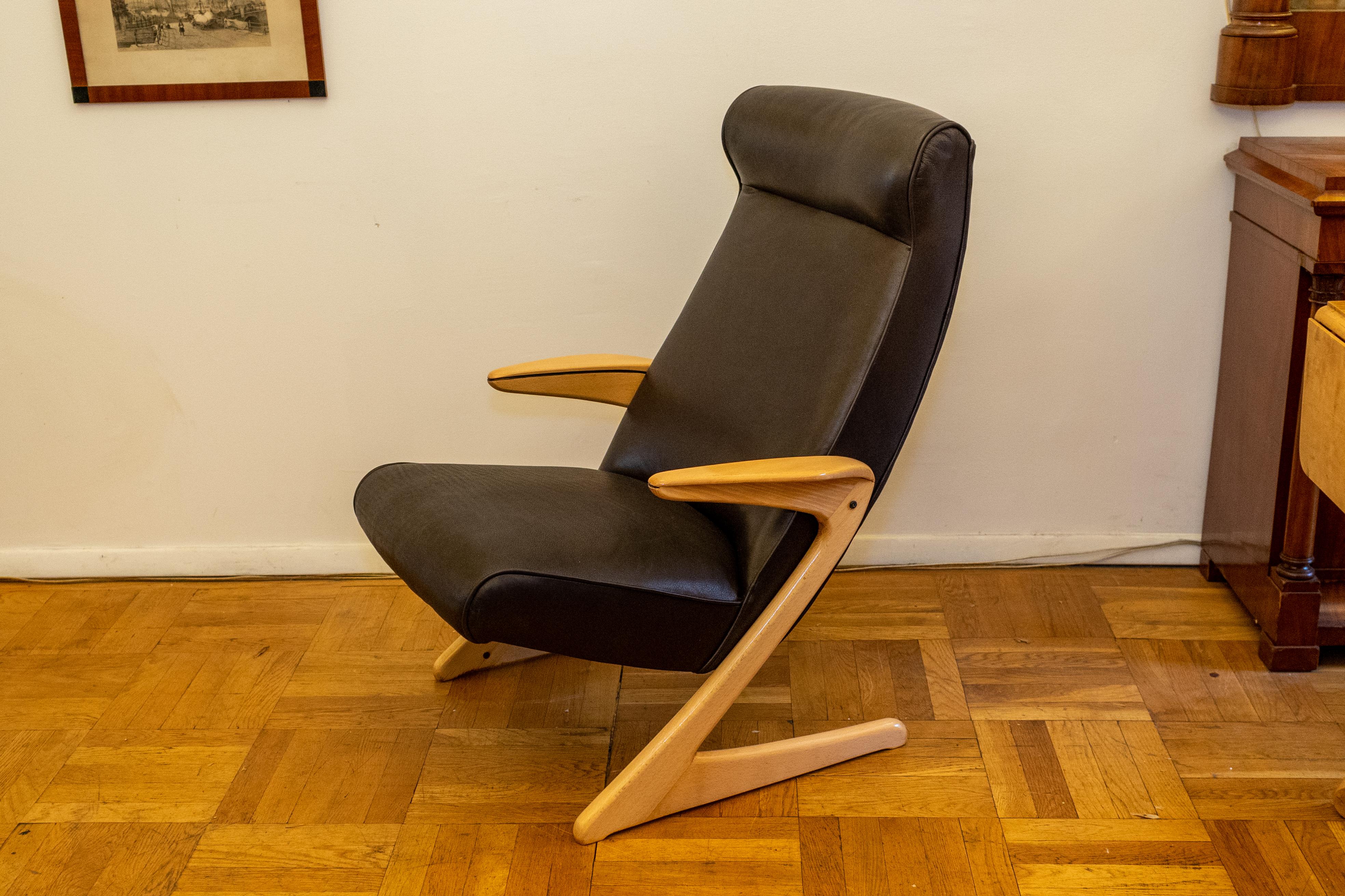 Swedish Mid-Century Lounge Chair In Excellent Condition For Sale In New York, NY