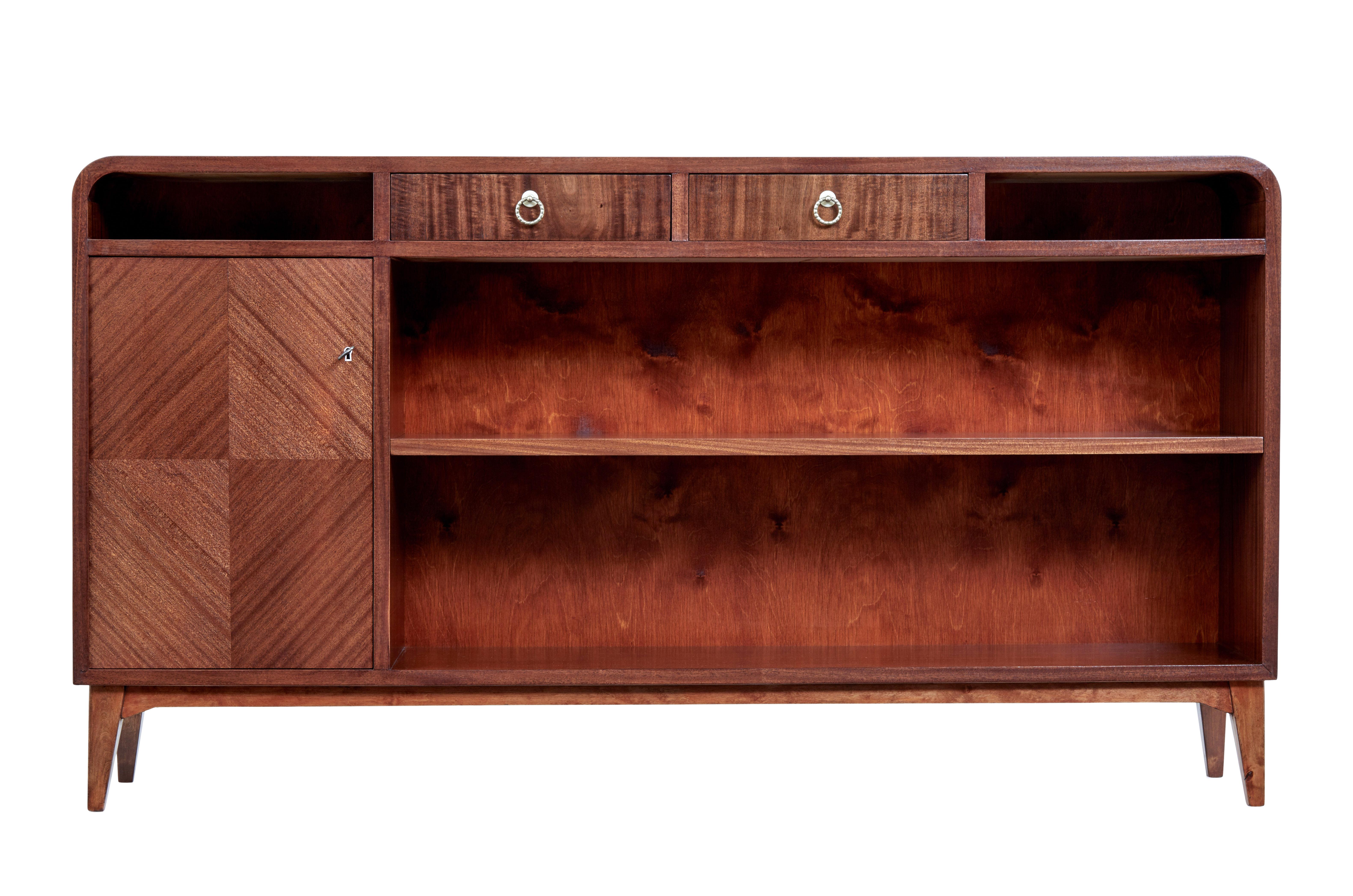 Swedish mid century mahogany low open bookcase circa 1960.

Here we offer a low open bookcase of desirable design made in mahogany. Shaped Swedish modern design which is influenced by the art deco period.

Fully restored with straight top with