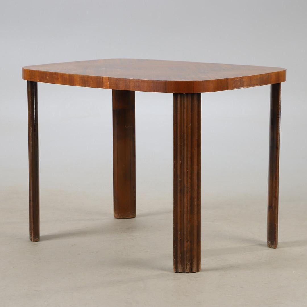 Table d'appoint en hêtre et placage d'acajou avec 4 pieds,. Fabriqué en Suède par Reimers Möbler Mjolby dans les années 1950.
Bon état d'origine.