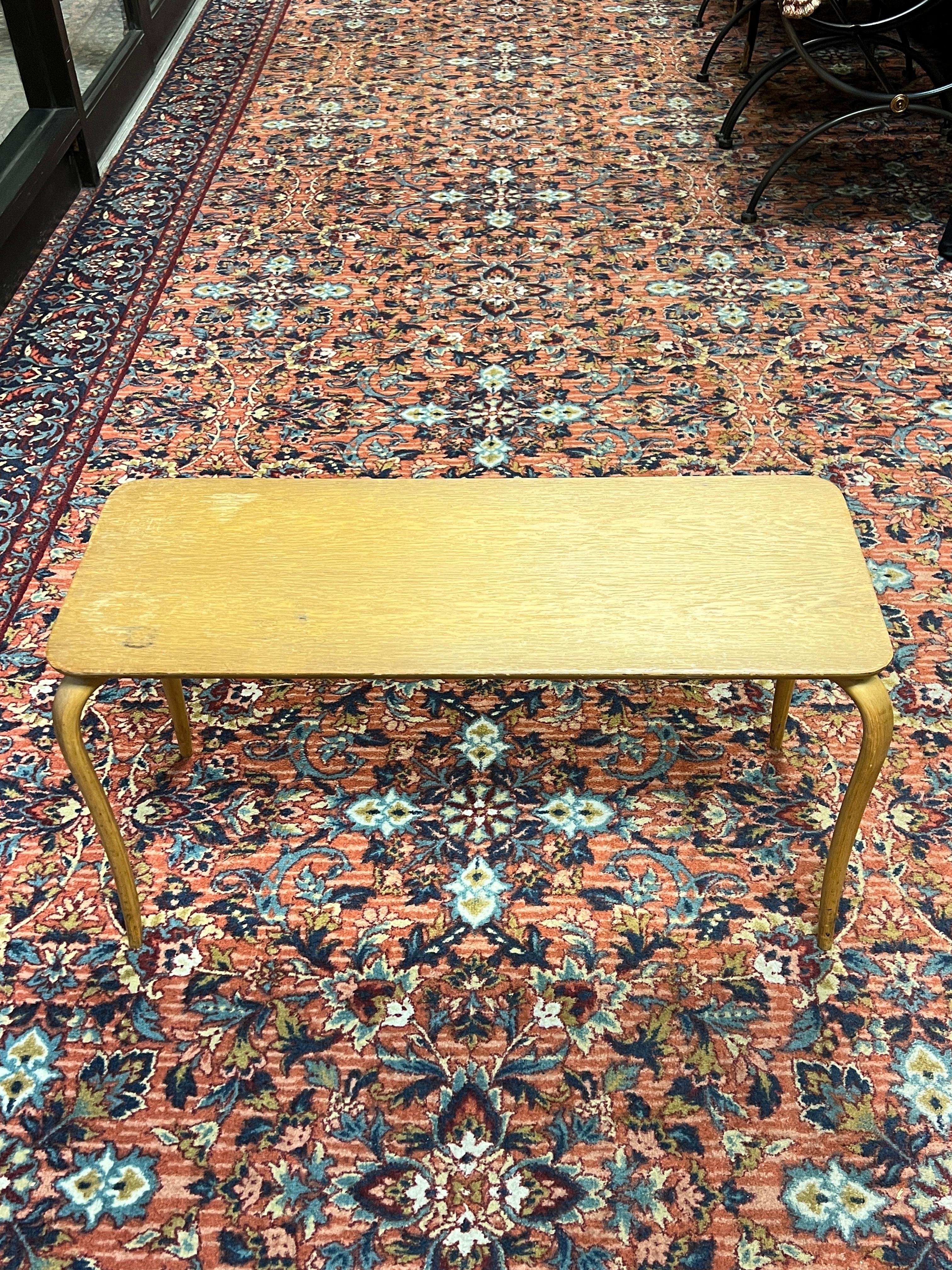 Der zierliche Cocktail- oder Couchtisch Annika wurde von Bruno Mathsson (1907-1988) entworfen und 1966 auf den Markt gebracht. Er ist aus Birkenholz gefertigt und hat elegante, kabriolettförmige Beine.  Mit dem Stempel des Designers auf der