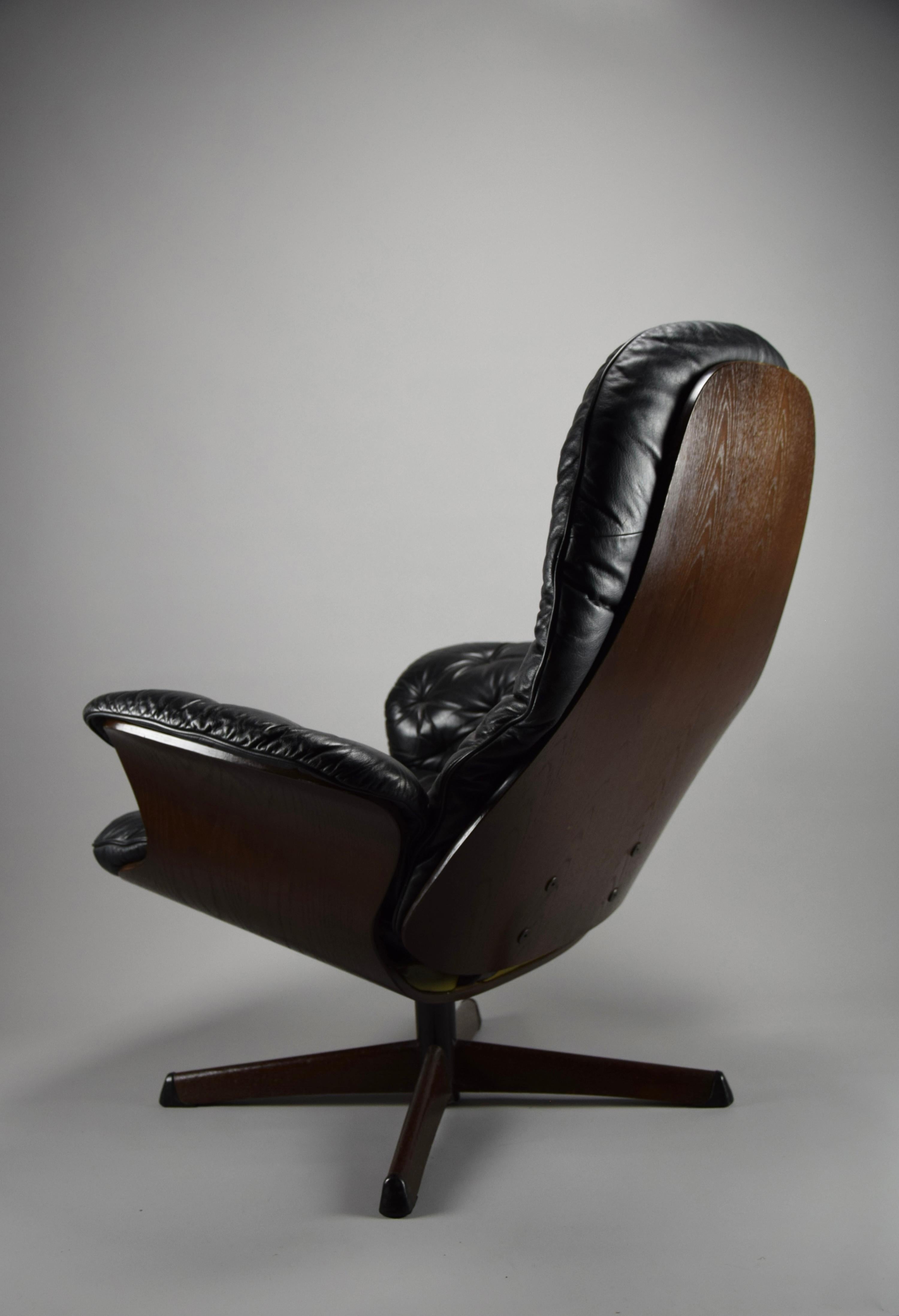 Swedish Mid-Century Modern Black Leather Lounge Chair For Sale 5
