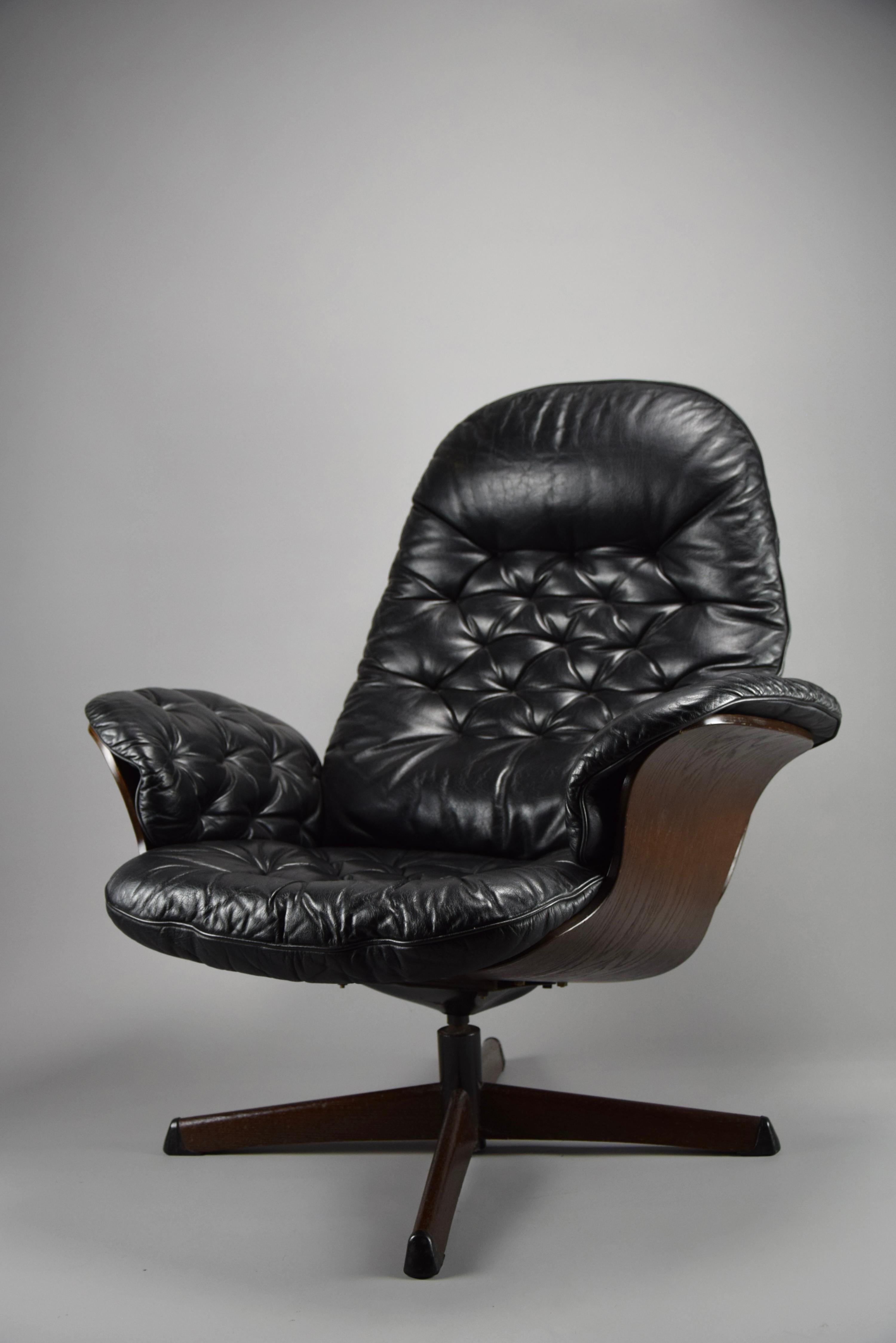 Discover Timeless Elegance with this Mid-Century Modern Swivel Chair by Göte Möbler

Elevate your living space with the sophisticated charm of this mid-century modern black leather and wooden swivel chair, a masterful creation from Göte Möbler in
