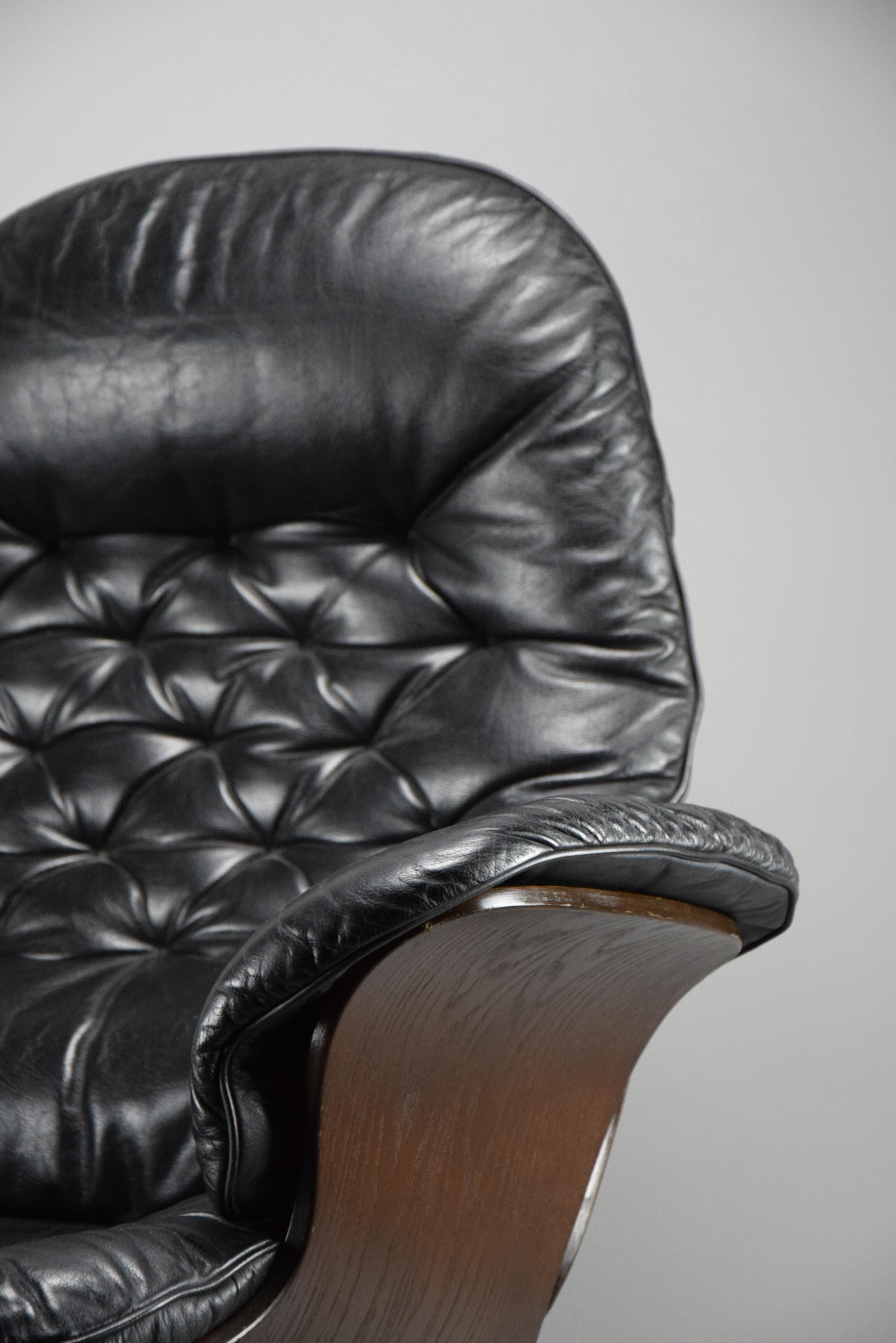 European Swedish Mid-Century Modern Black Leather Lounge Chair For Sale