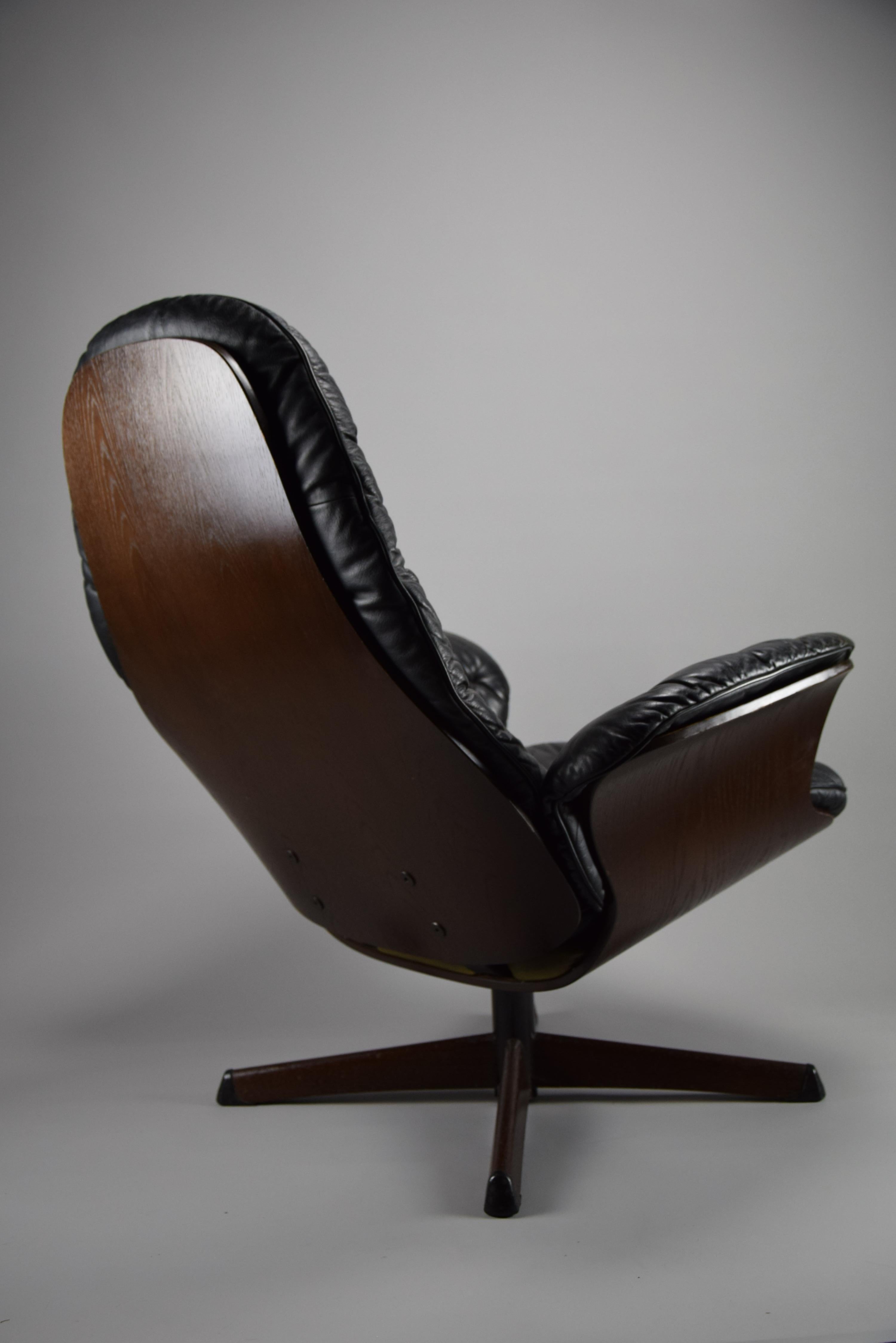 Swedish Mid-Century Modern Black Leather Lounge Chair In Good Condition For Sale In Weesp, NL