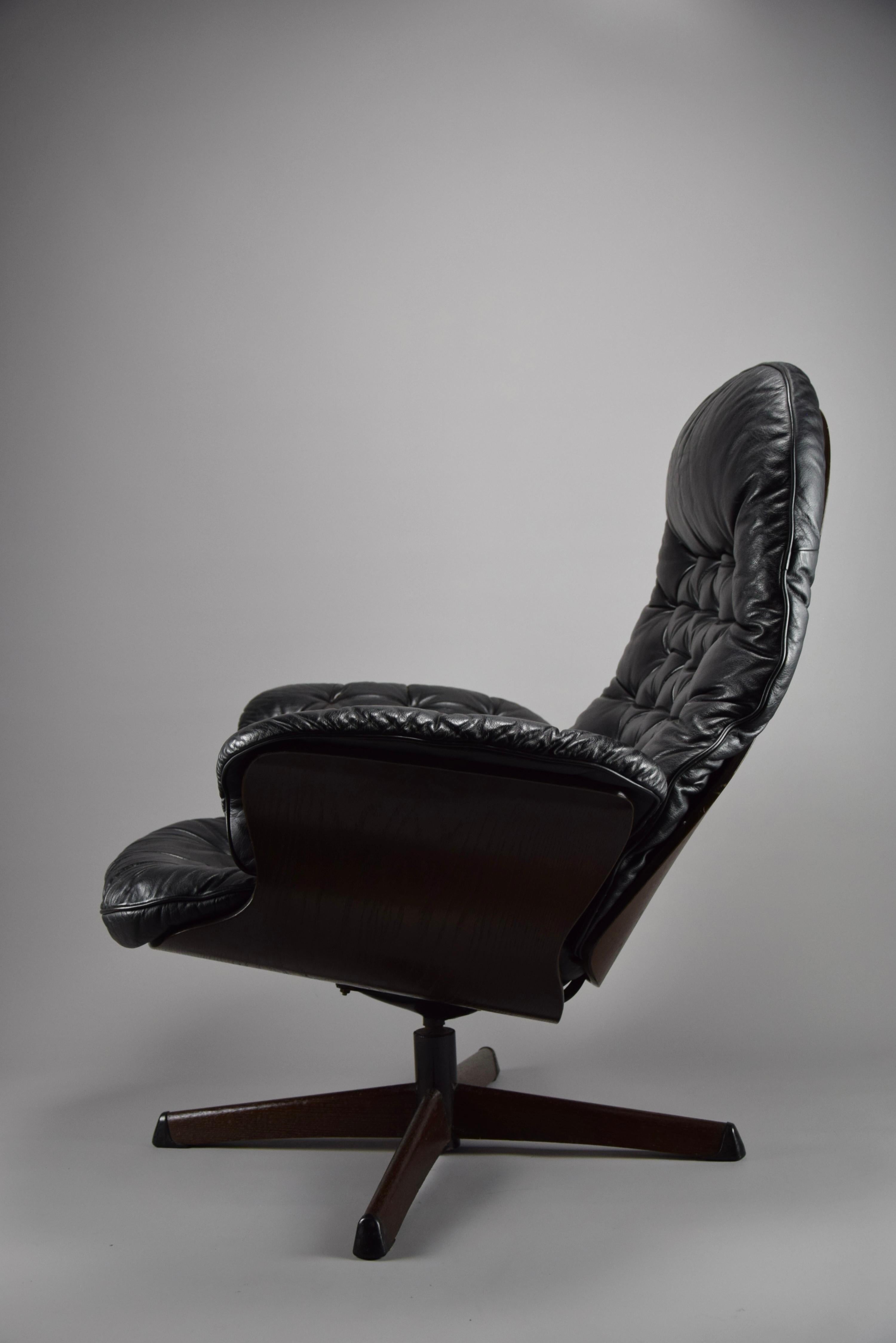 Swedish Mid-Century Modern Black Leather Lounge Chair For Sale 4