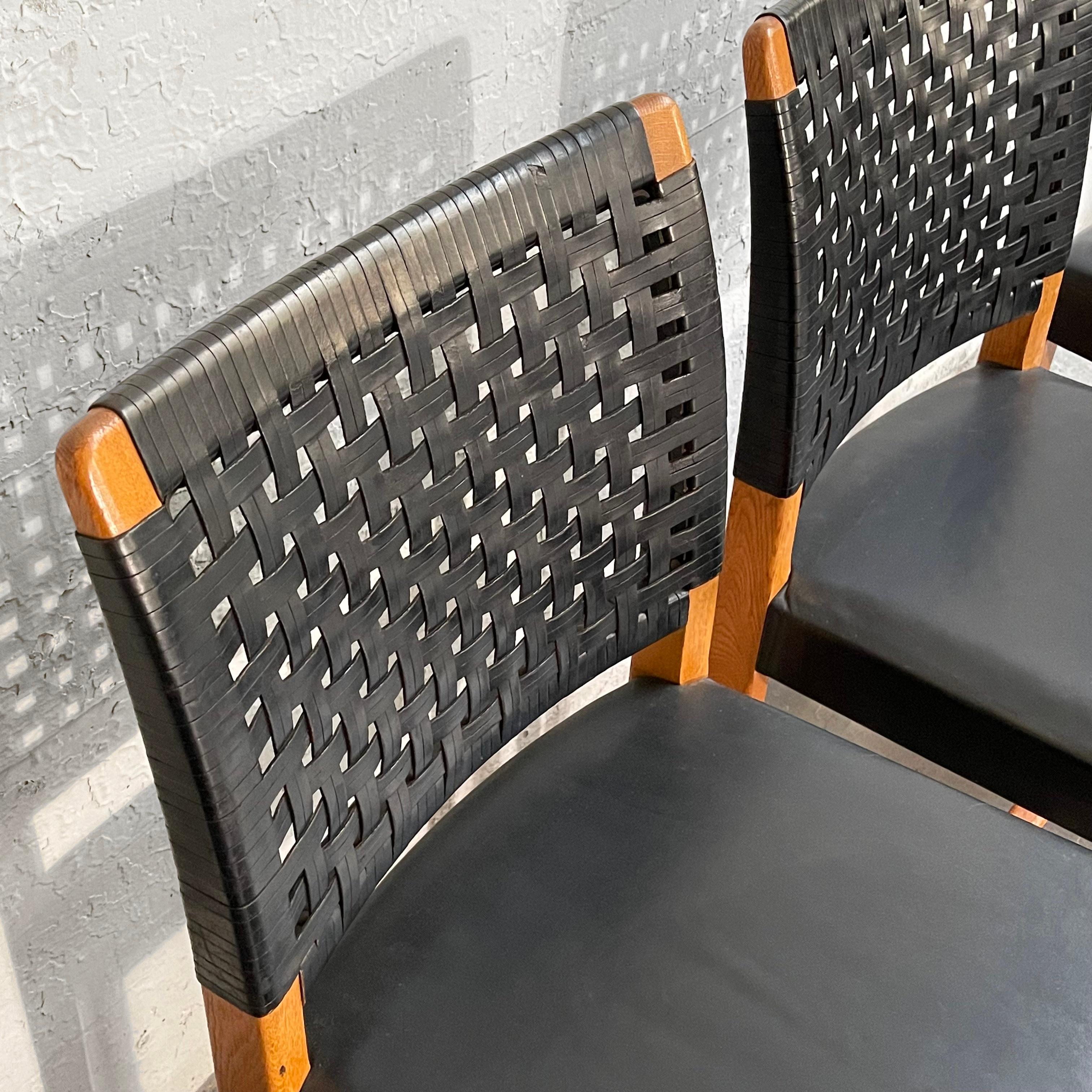 Chaises de salle à manger suédoises modernes du milieu du siècle en cuir tissé noir en vente 4