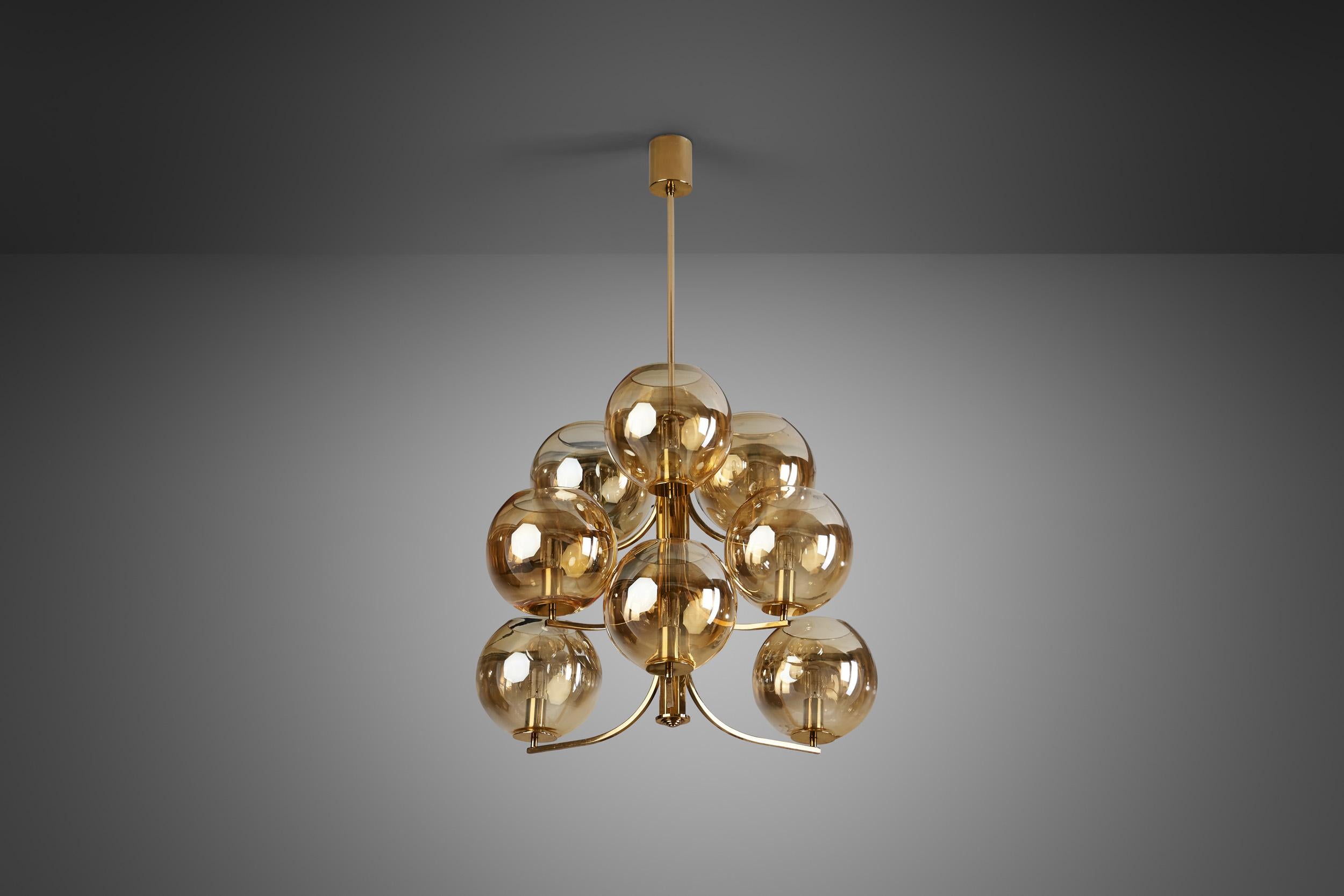 Metà XX secolo Lampadario svedese a 9 bracci in ottone della modernità di metà secolo, Svezia, anni '60 circa in vendita