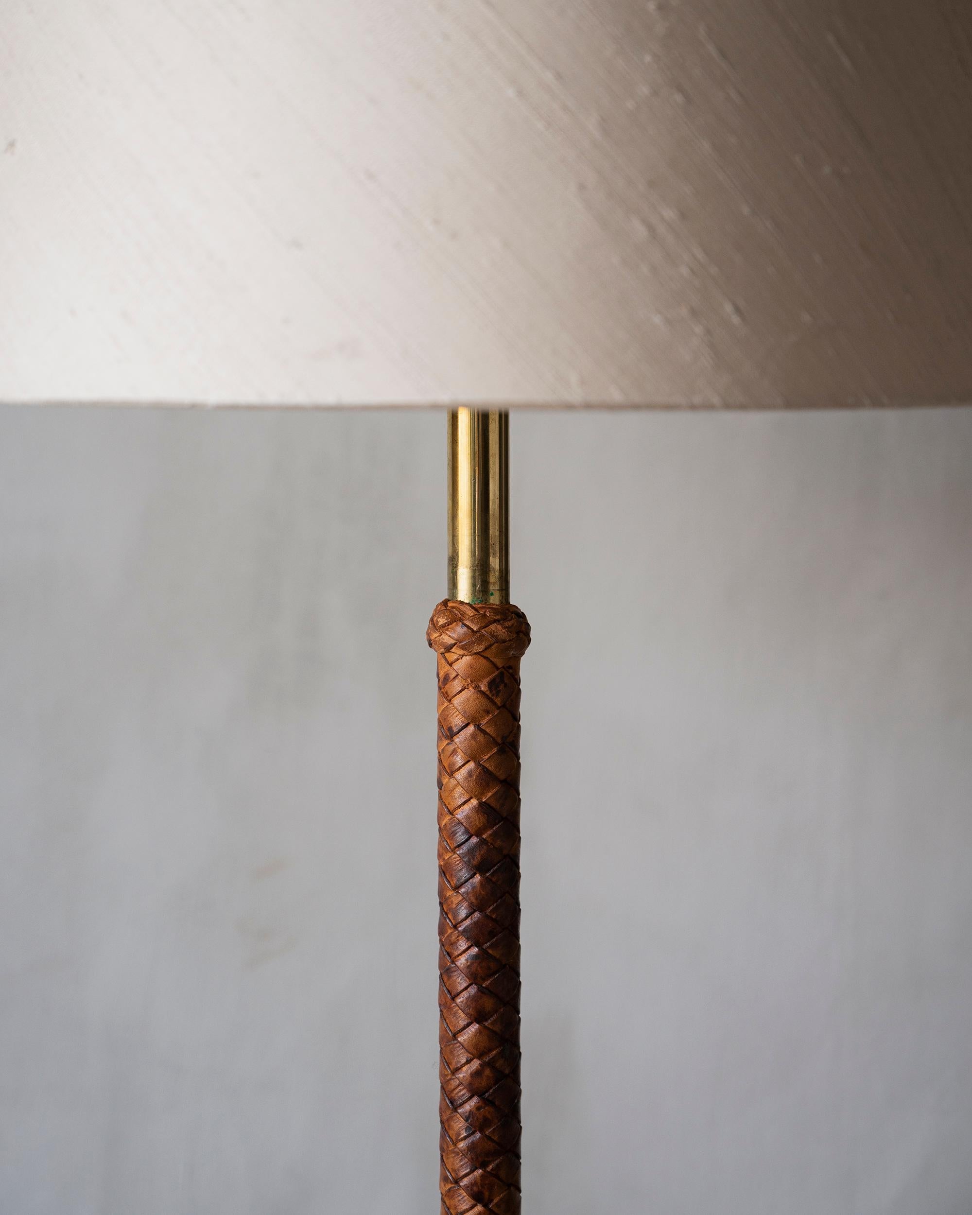Schwedische Stehlampe aus Messing und Leder, Mitte des Jahrhunderts, Modern (Moderne der Mitte des Jahrhunderts) im Angebot
