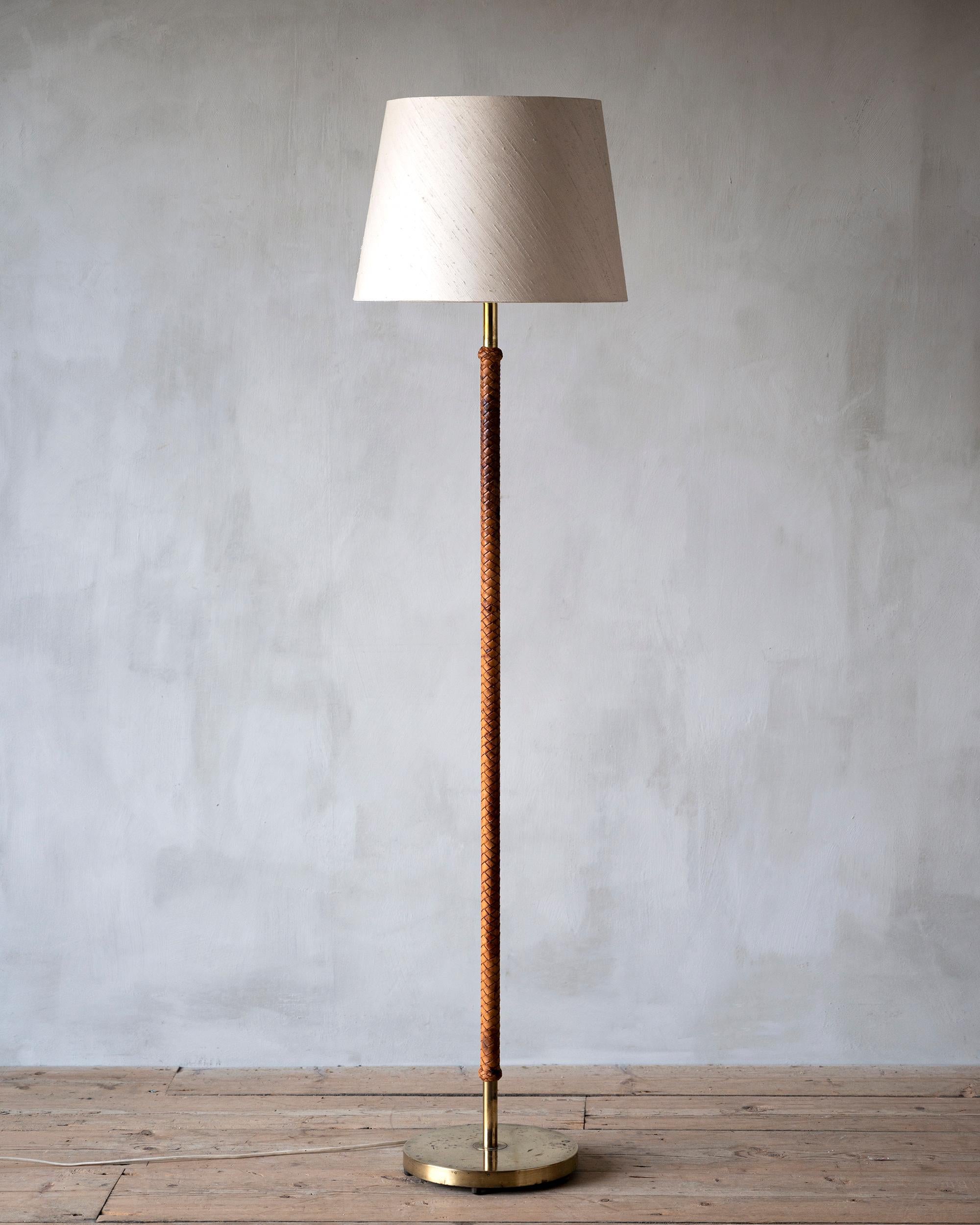 Swedish Mid-Century Modern Brass & Leather Floor Lamp In Good Condition For Sale In Mjöhult, SE
