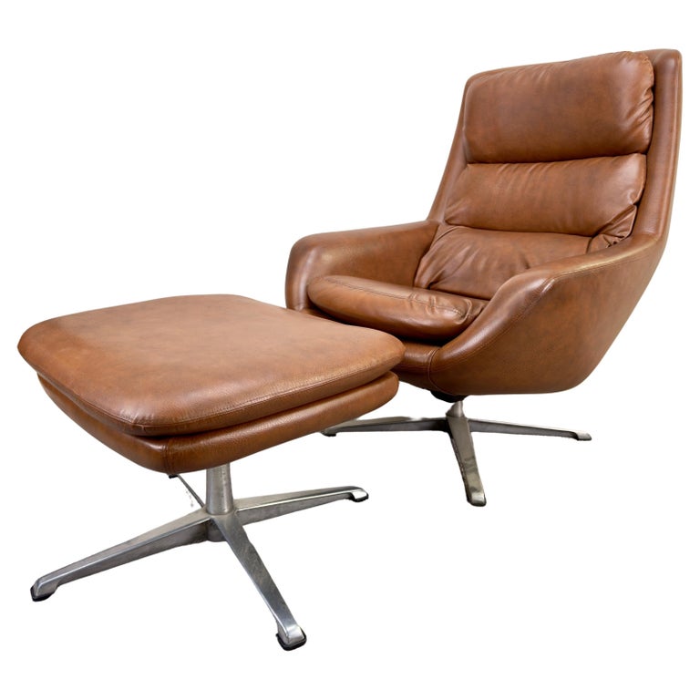 Schwedischer Mid Century Modern Brauner Kunstleder Sessel and Ottomane bei 1stDibs Deutschland