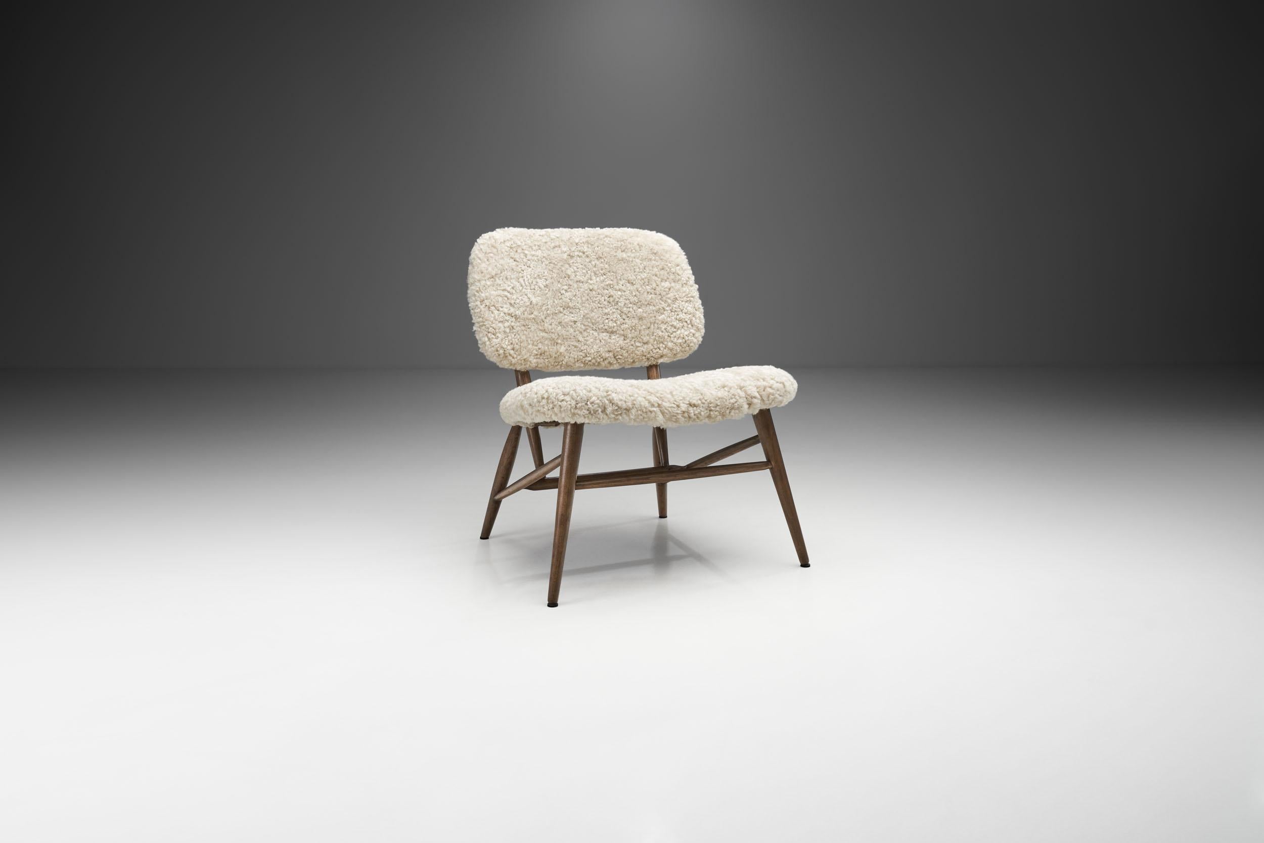 This beautiful Swedish chair is exemplary of Nordic Mid-Century Modern design as well as outstanding craftsmanship with a quality that honours the materials and their users. The main principles of Swedish Modernism centre around minimalism,
