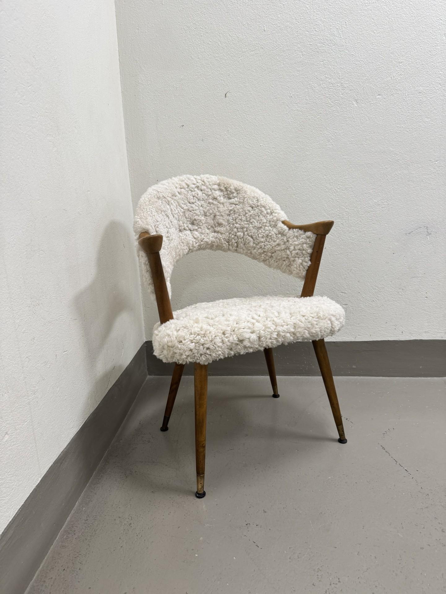 Scandinave moderne Chaise suédoise moderne du milieu du siècle - rembourrée avec de la peau de mouton en vente