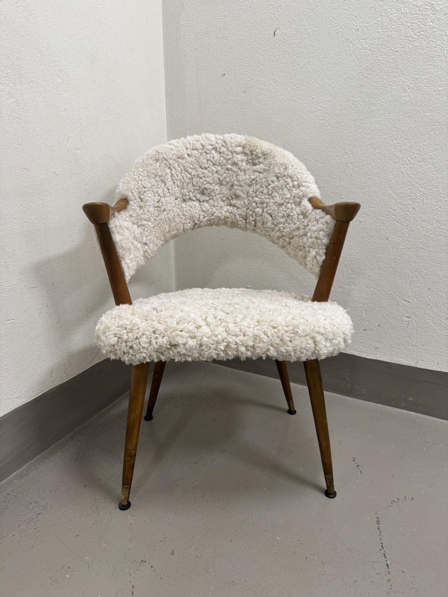 Suédois Chaise suédoise moderne du milieu du siècle - rembourrée avec de la peau de mouton en vente