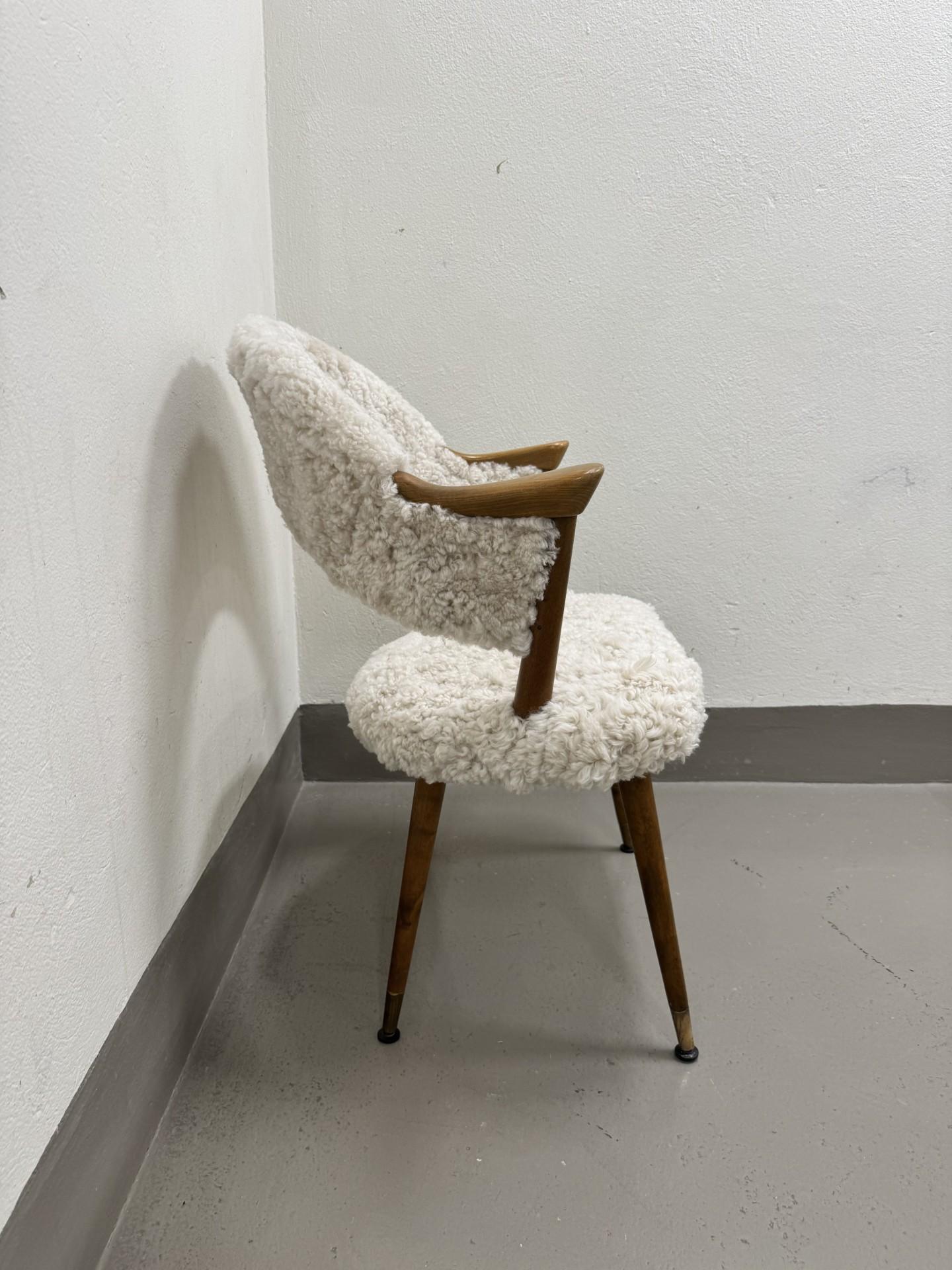 Chaise suédoise moderne du milieu du siècle - rembourrée avec de la peau de mouton Excellent état - En vente à Stockholm, SE