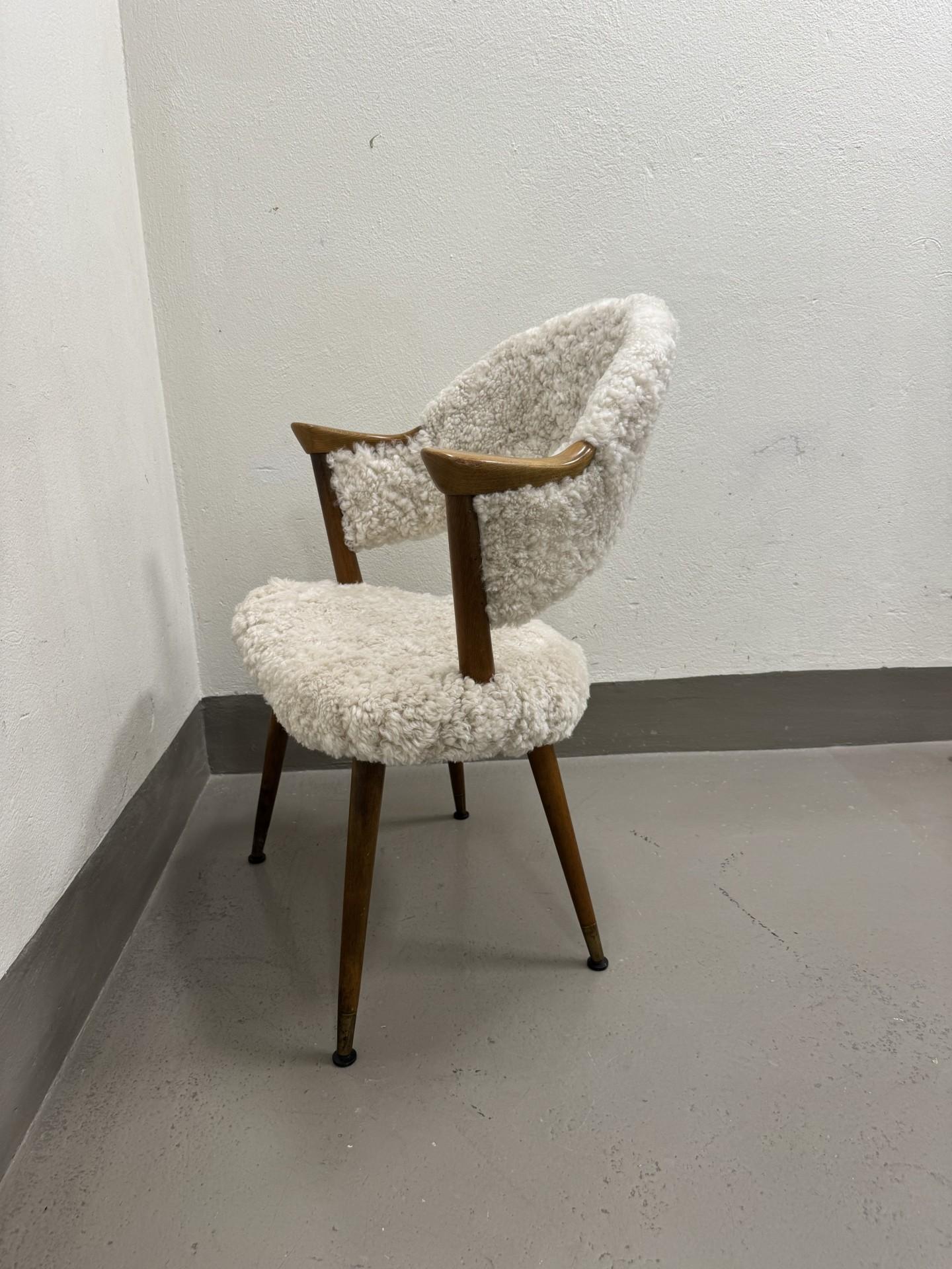 Milieu du XXe siècle Chaise suédoise moderne du milieu du siècle - rembourrée avec de la peau de mouton en vente