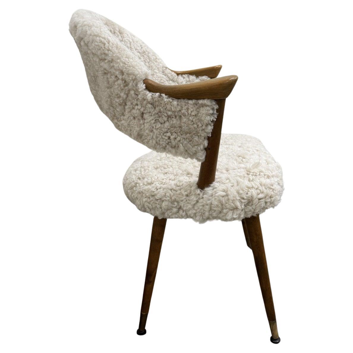 Silla moderna sueca de mediados de siglo - Tapizada con piel de oveja
