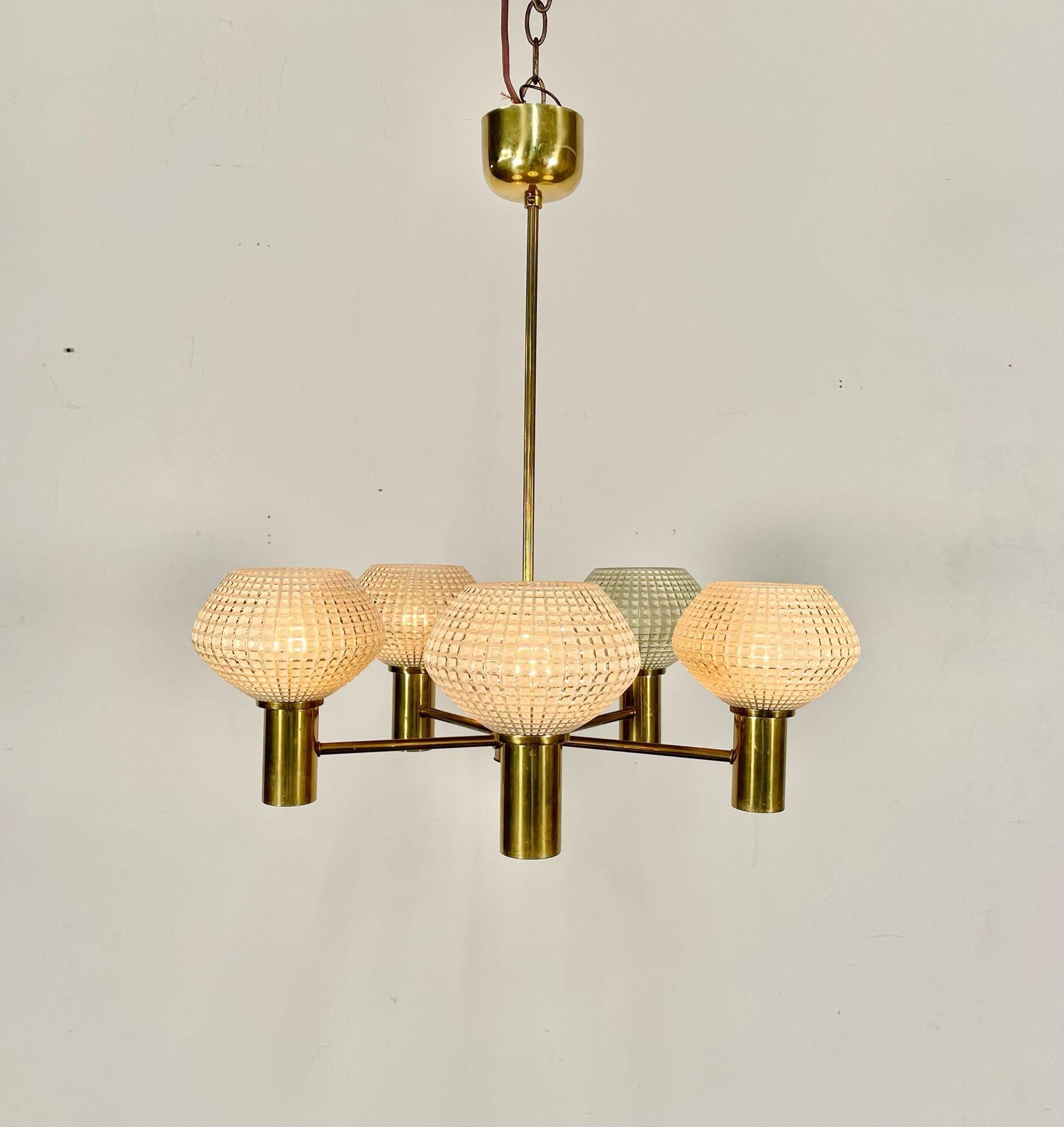 Swedish Mid-Century Modern Chandelier, Five Light, Brass and Textured Glass

Brass, Textured Glass
Sweden, 1960s

23.25h x 22 dia
