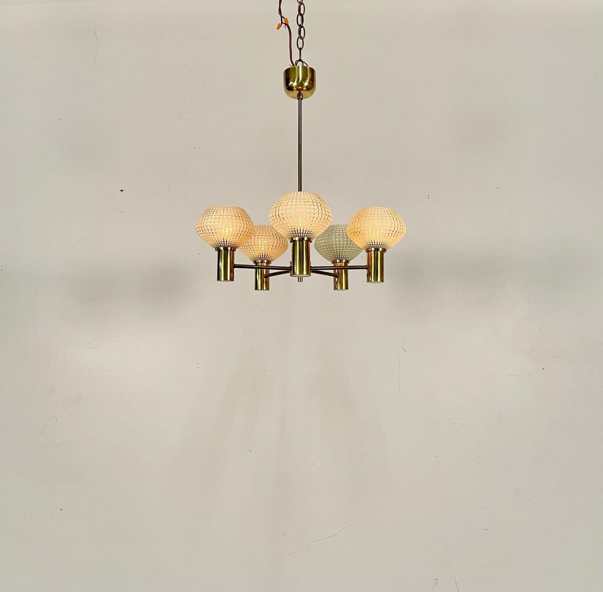 Schwedischer Kronleuchter aus der Mitte des Jahrhunderts, fünf Lichter, Messing und strukturiertes Glas im Angebot 2