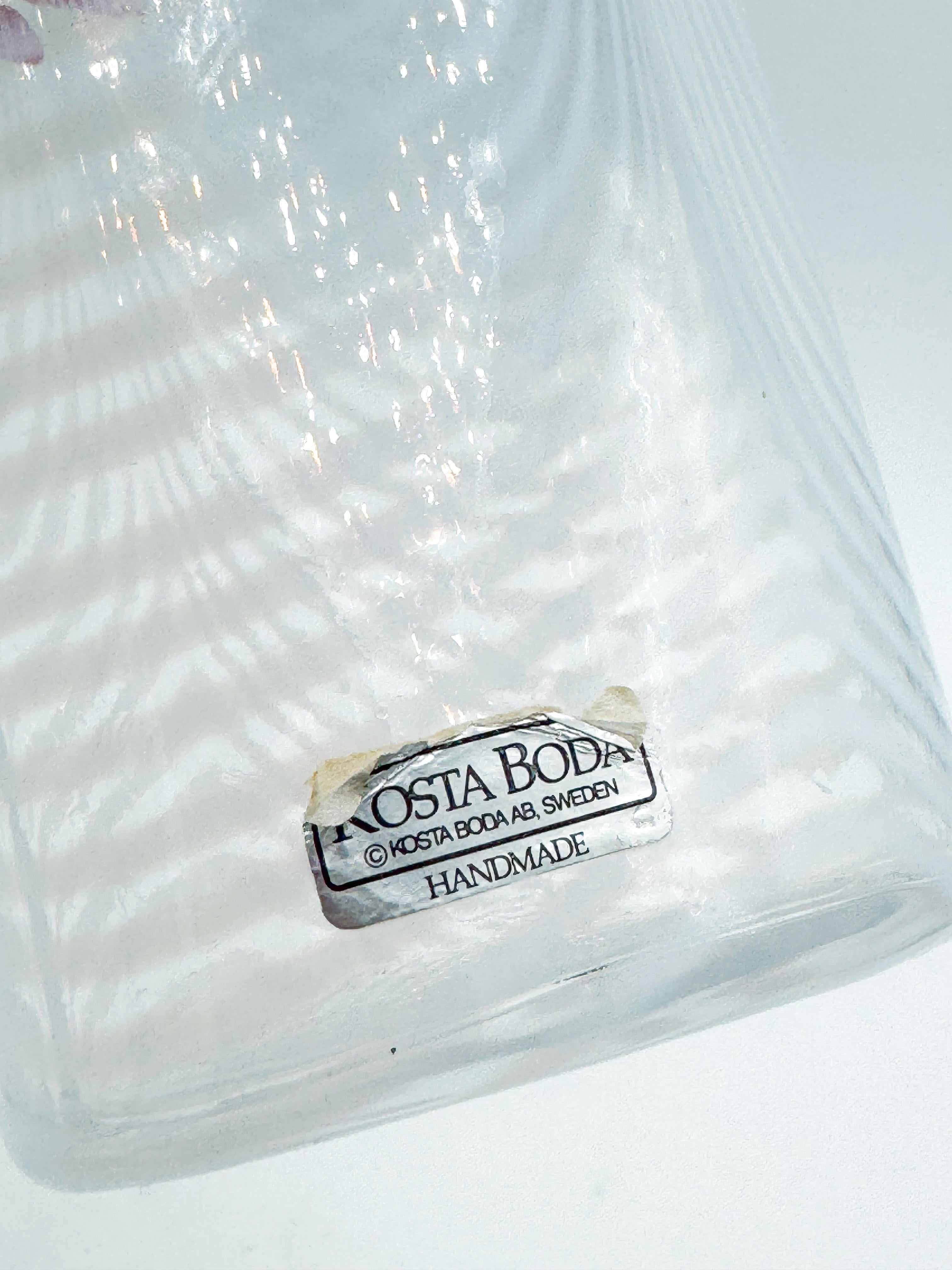 Vaso svedese a vortice bianco e trasparente della metà del secolo scorso di Kosta Boda, firmato in vendita 3