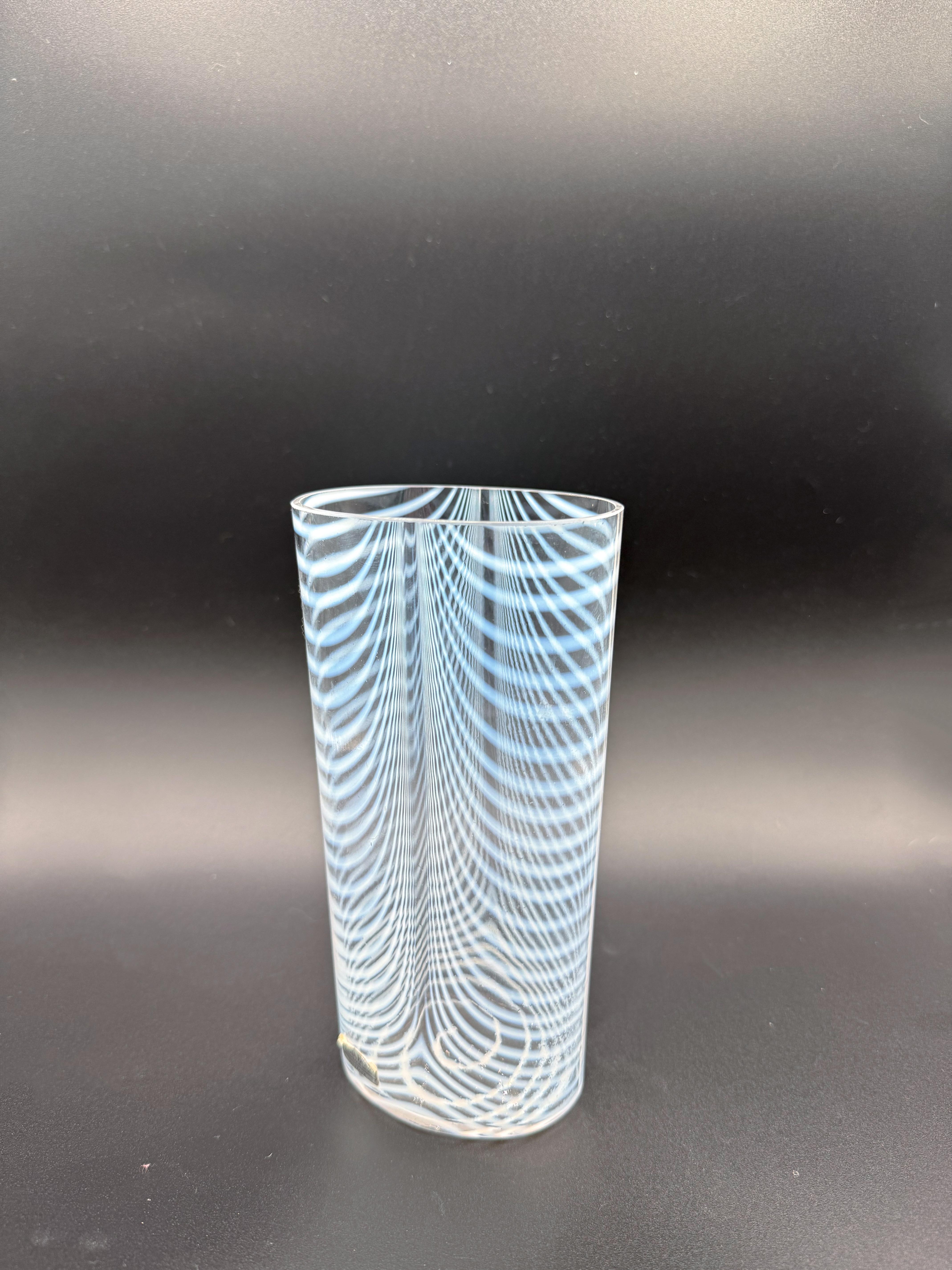 Scandinavo moderno Vaso svedese a vortice bianco e trasparente della metà del secolo scorso di Kosta Boda, firmato in vendita