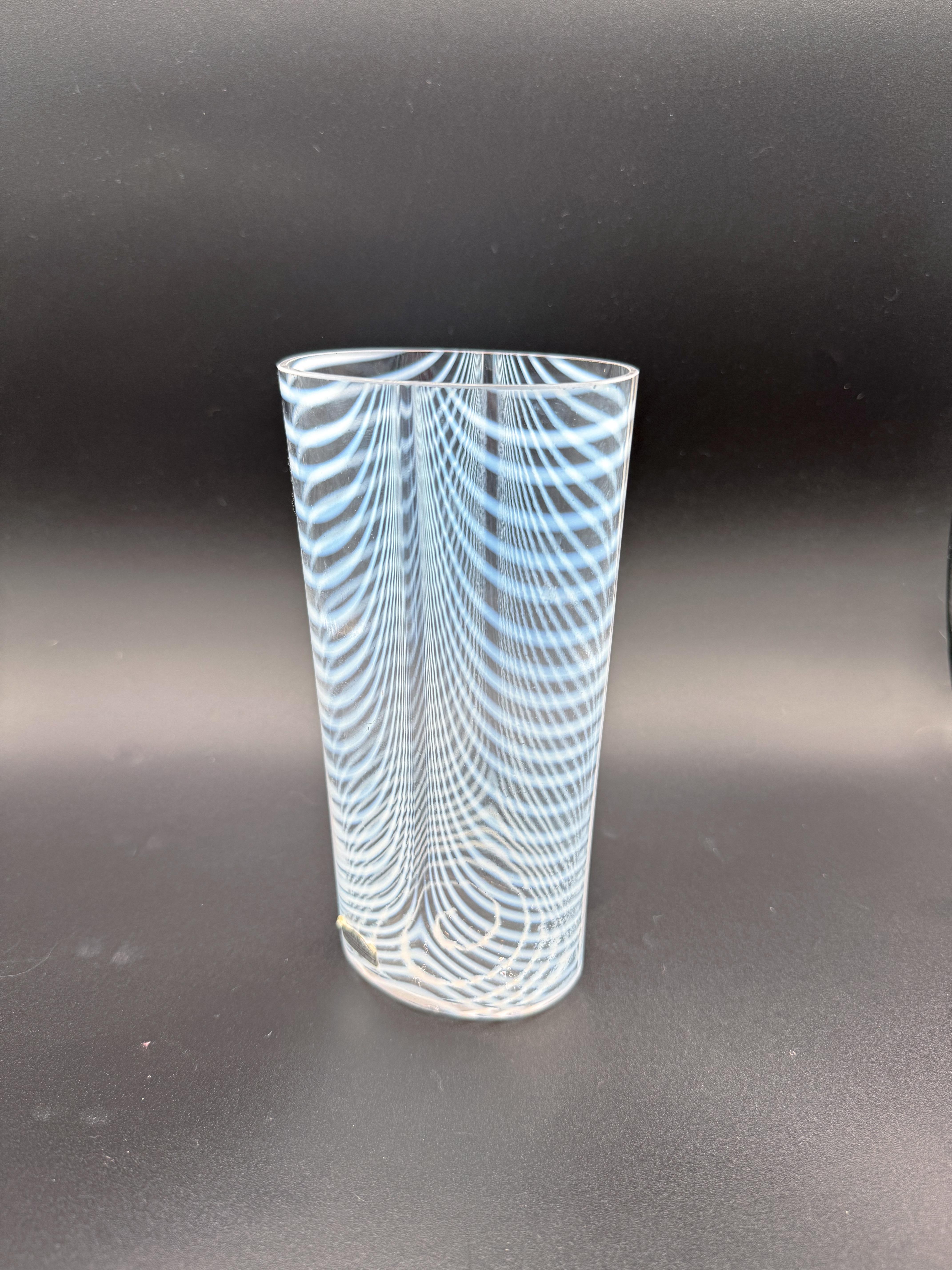 Svedese Vaso svedese a vortice bianco e trasparente della metà del secolo scorso di Kosta Boda, firmato in vendita
