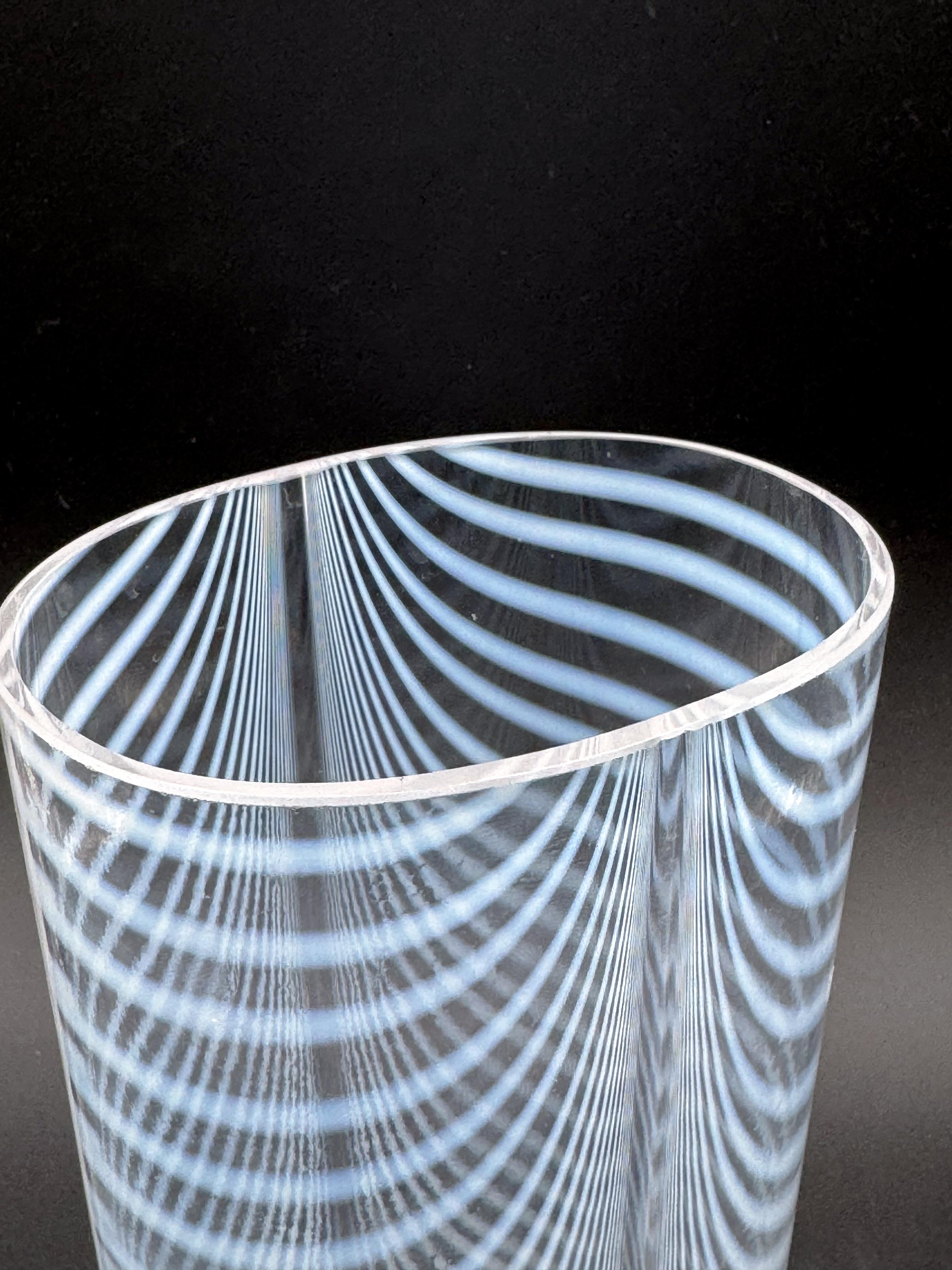 Vaso svedese a vortice bianco e trasparente della metà del secolo scorso di Kosta Boda, firmato In condizioni buone in vendita a Toronto, CA