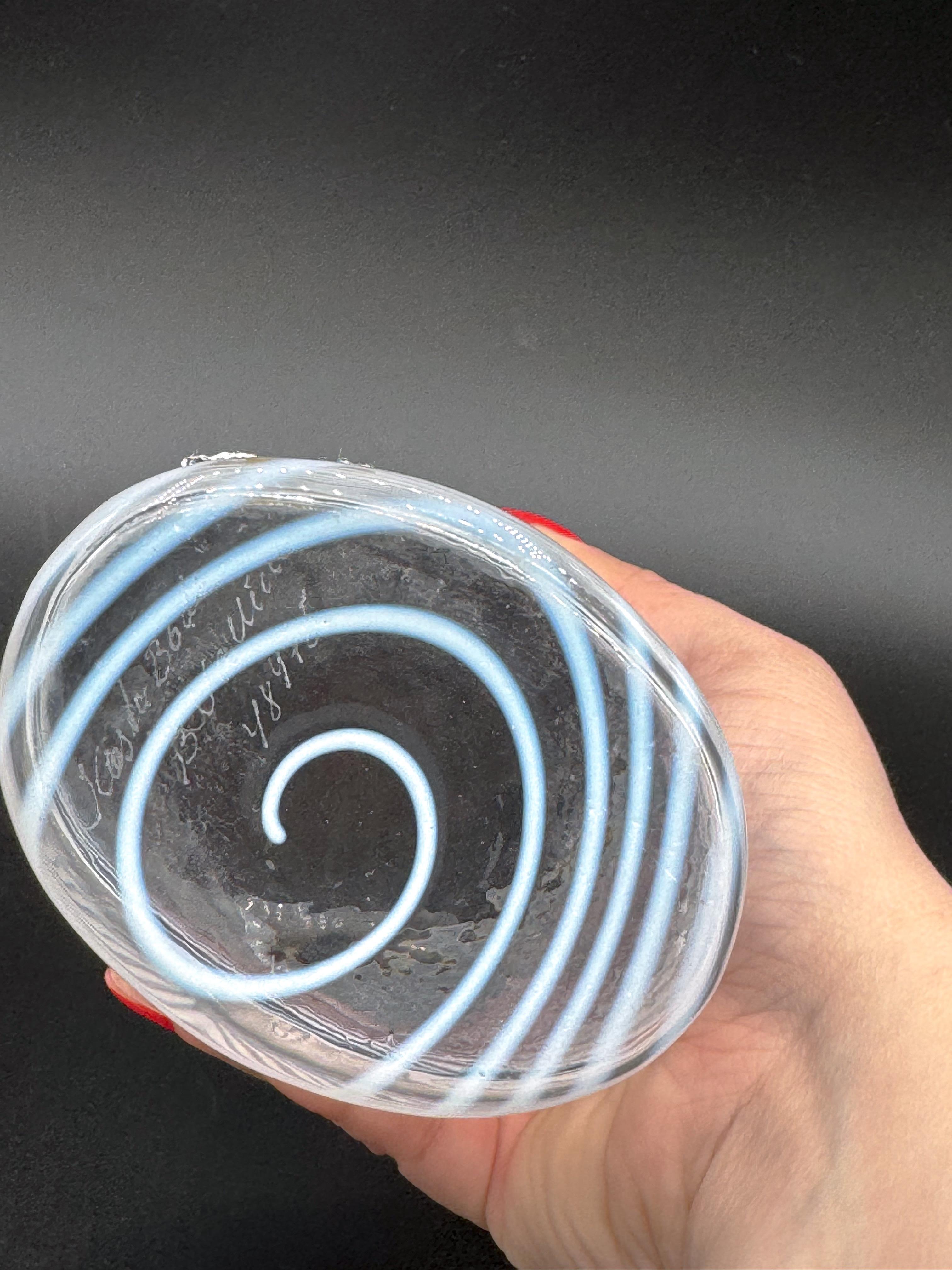 XX secolo Vaso svedese a vortice bianco e trasparente della metà del secolo scorso di Kosta Boda, firmato in vendita