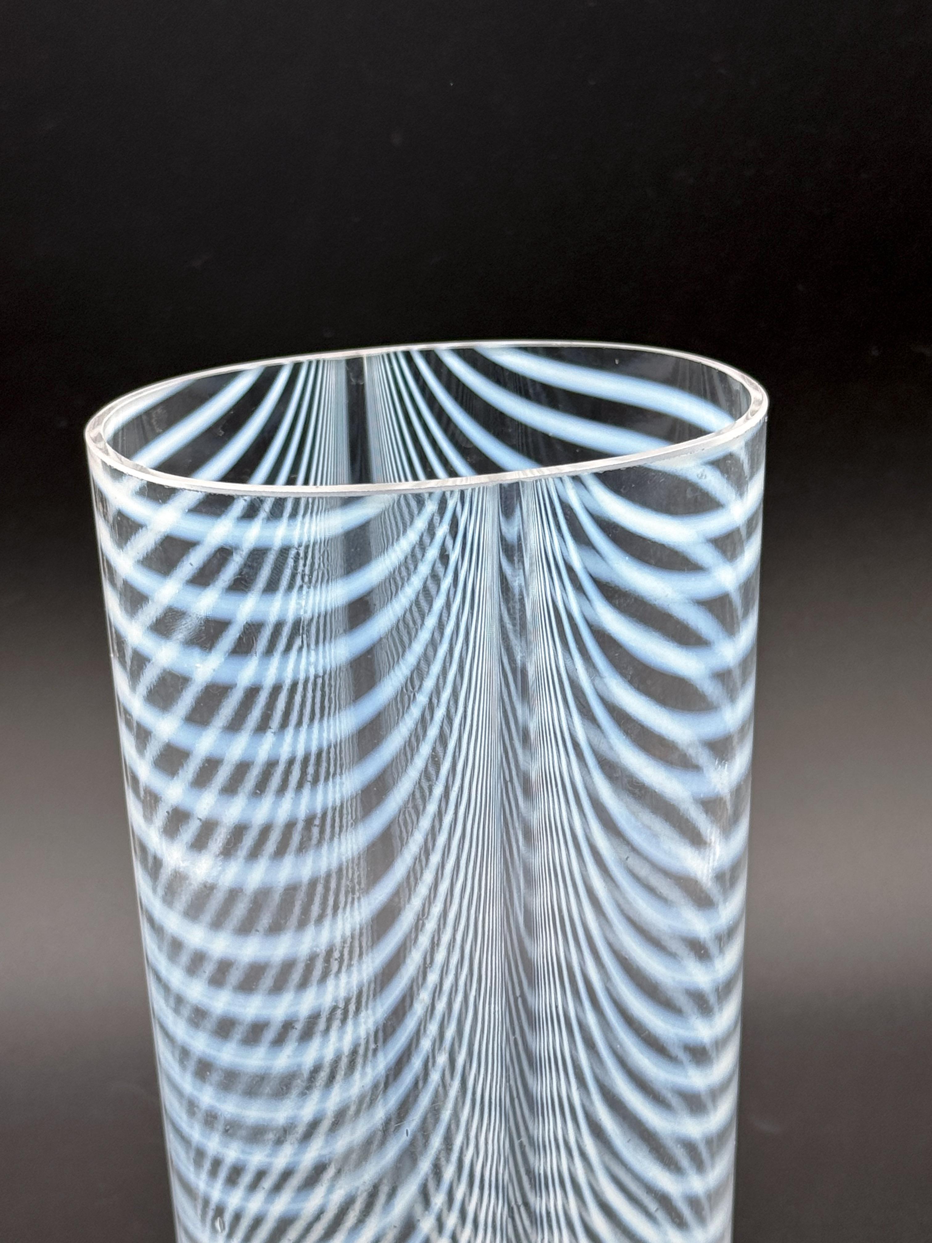 Vetro Vaso svedese a vortice bianco e trasparente della metà del secolo scorso di Kosta Boda, firmato in vendita