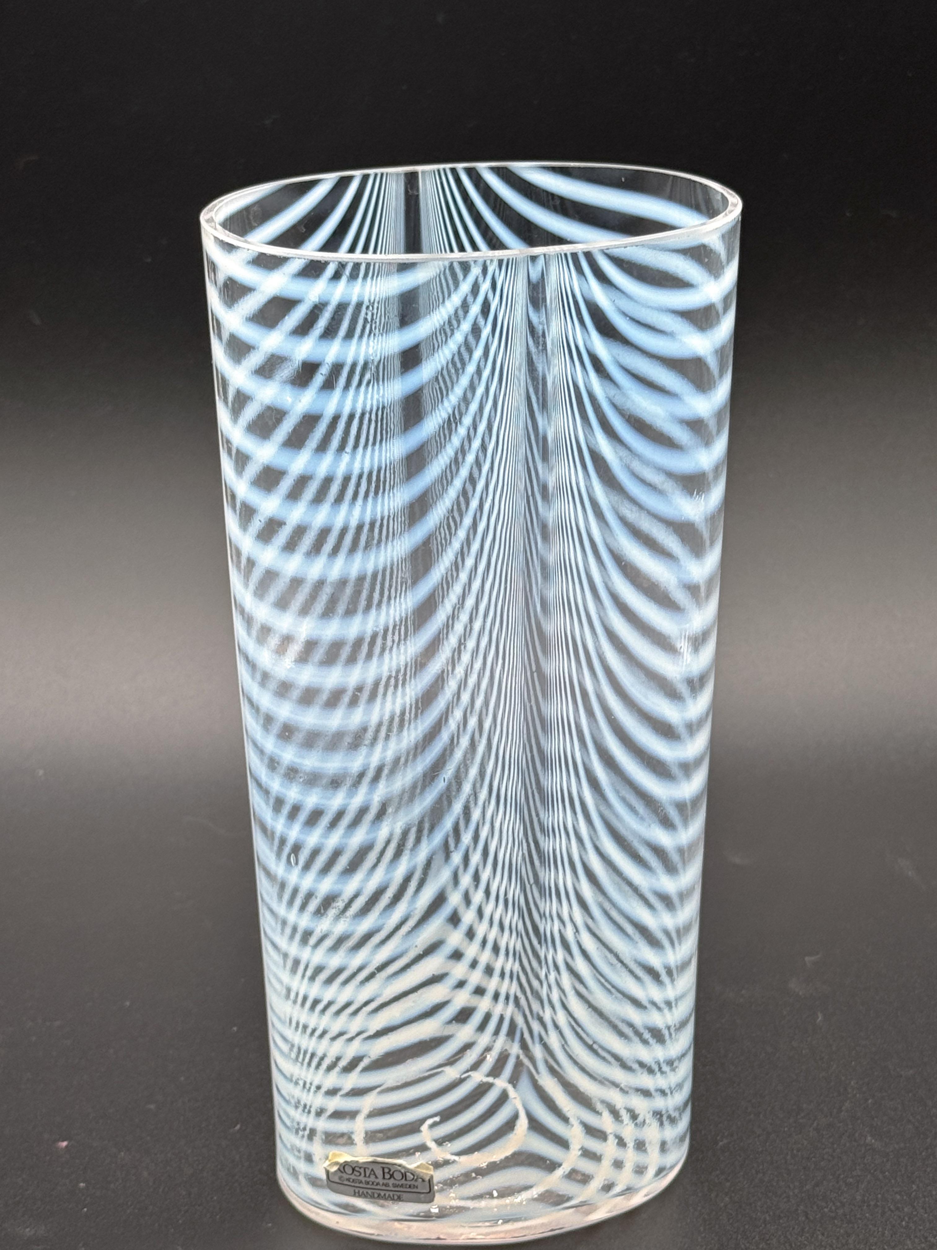 Vaso svedese a vortice bianco e trasparente della metà del secolo scorso di Kosta Boda, firmato in vendita 1