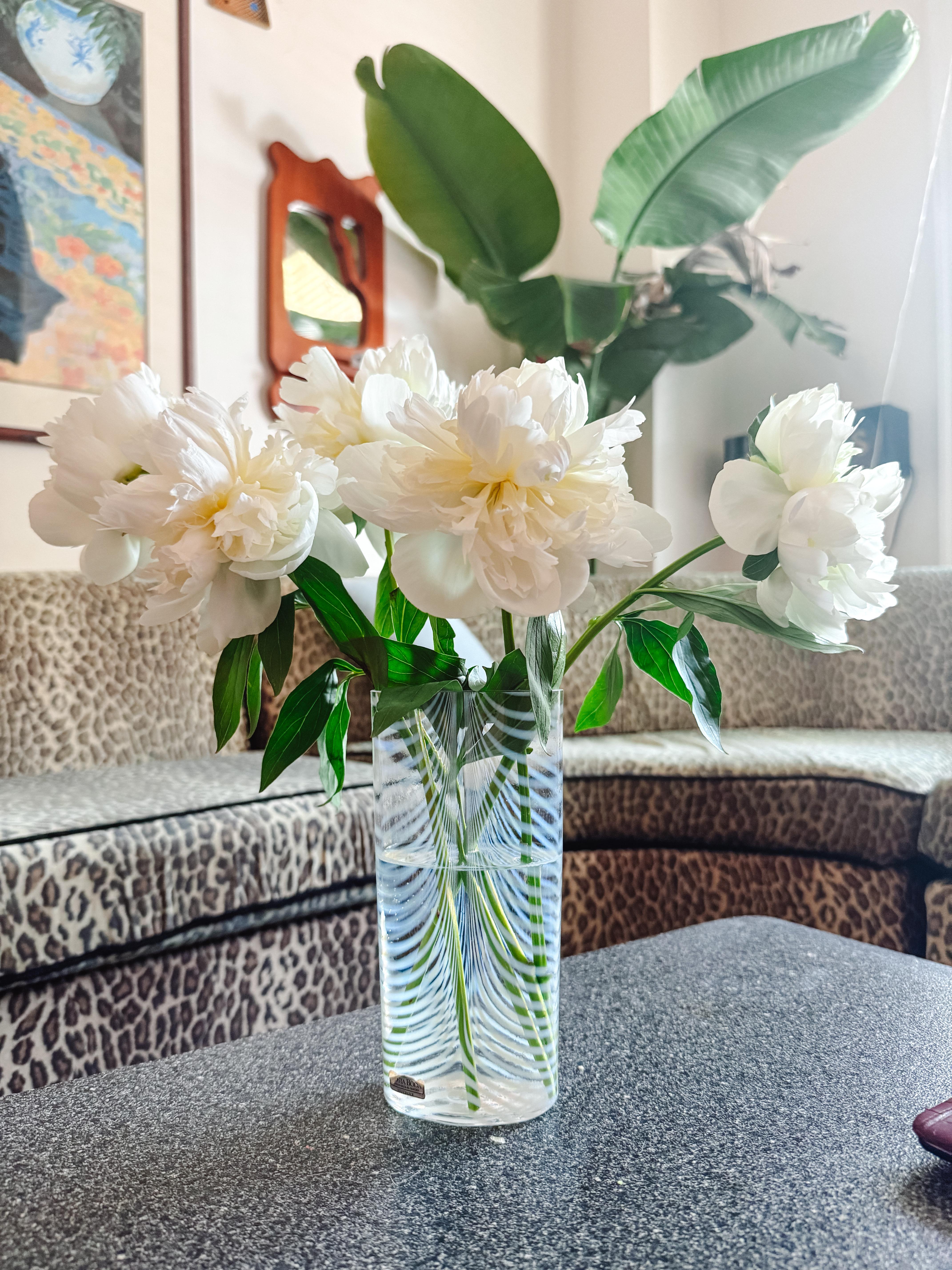 Questo vaso in vetro, realizzato a mano dalla rinomata vetreria svedese Kosta Boda, è un esempio della raffinata maestria del design Modern Scandinavian. Realizzato in Svezia alla metà e alla fine del XX secolo, il vaso cilindrico presenta un