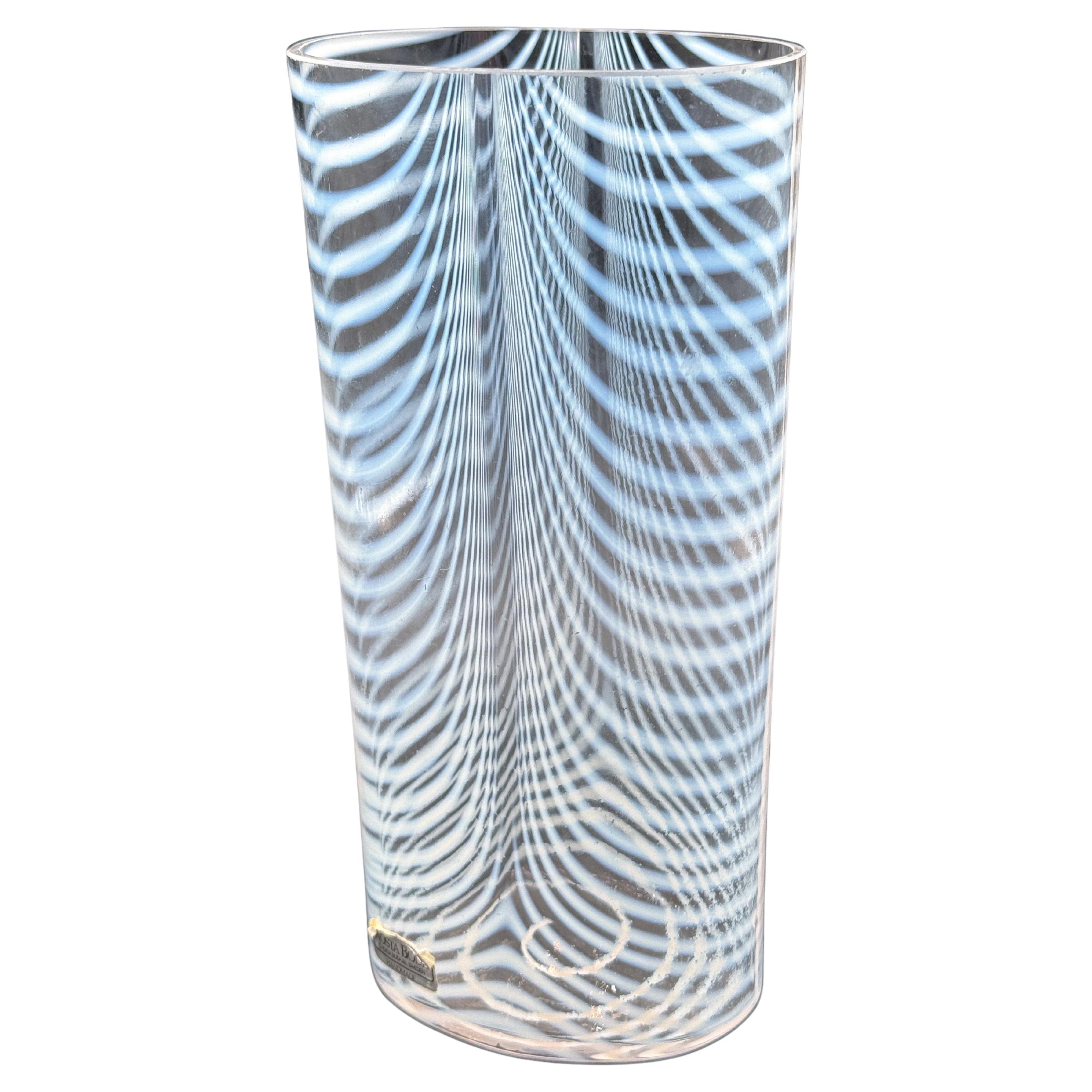 Vaso svedese a vortice bianco e trasparente della metà del secolo scorso di Kosta Boda, firmato