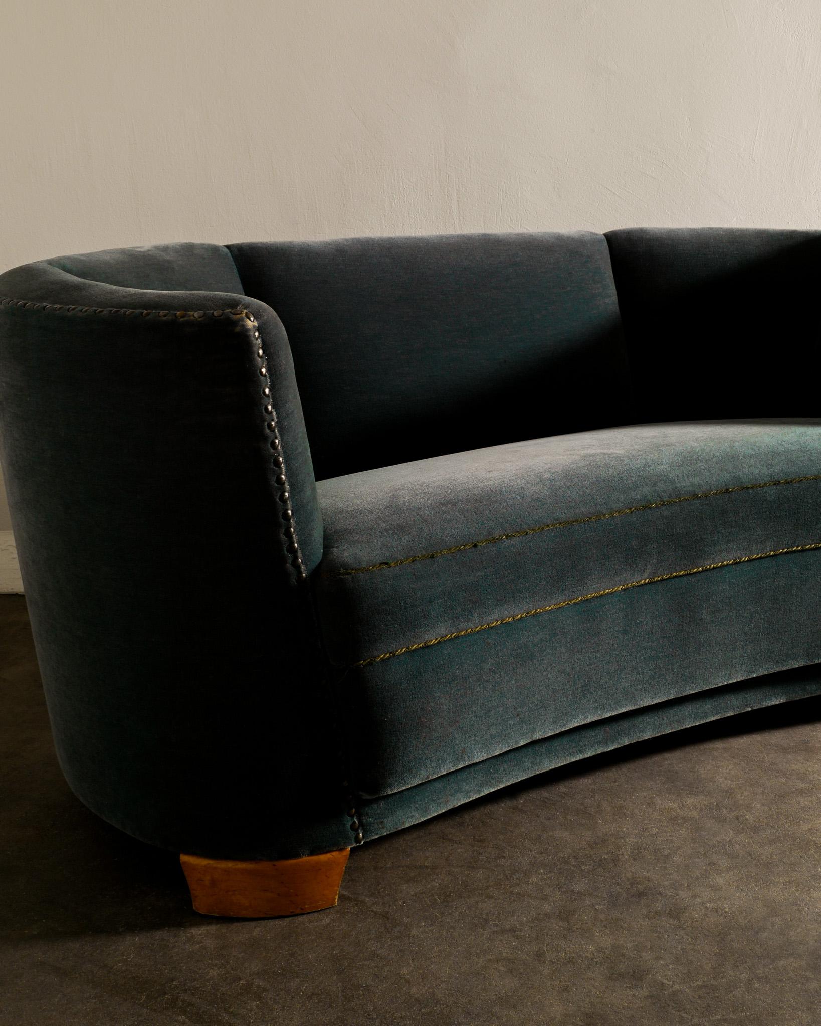 Swedish Mid Century Modern Curved Sofa in Dark Green Velvet Upholstery, 1930s  In Good Condition For Sale In Stockholm, SE