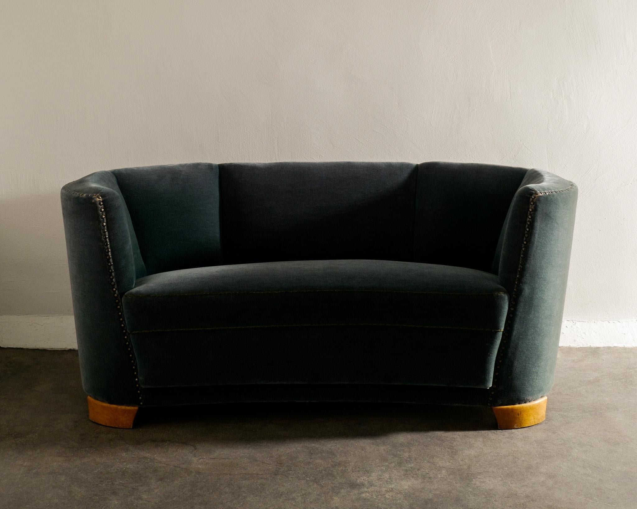 Swedish Mid Century Modern Curved Sofa in Dark Green Velvet Upholstery, 1930s  For Sale 2