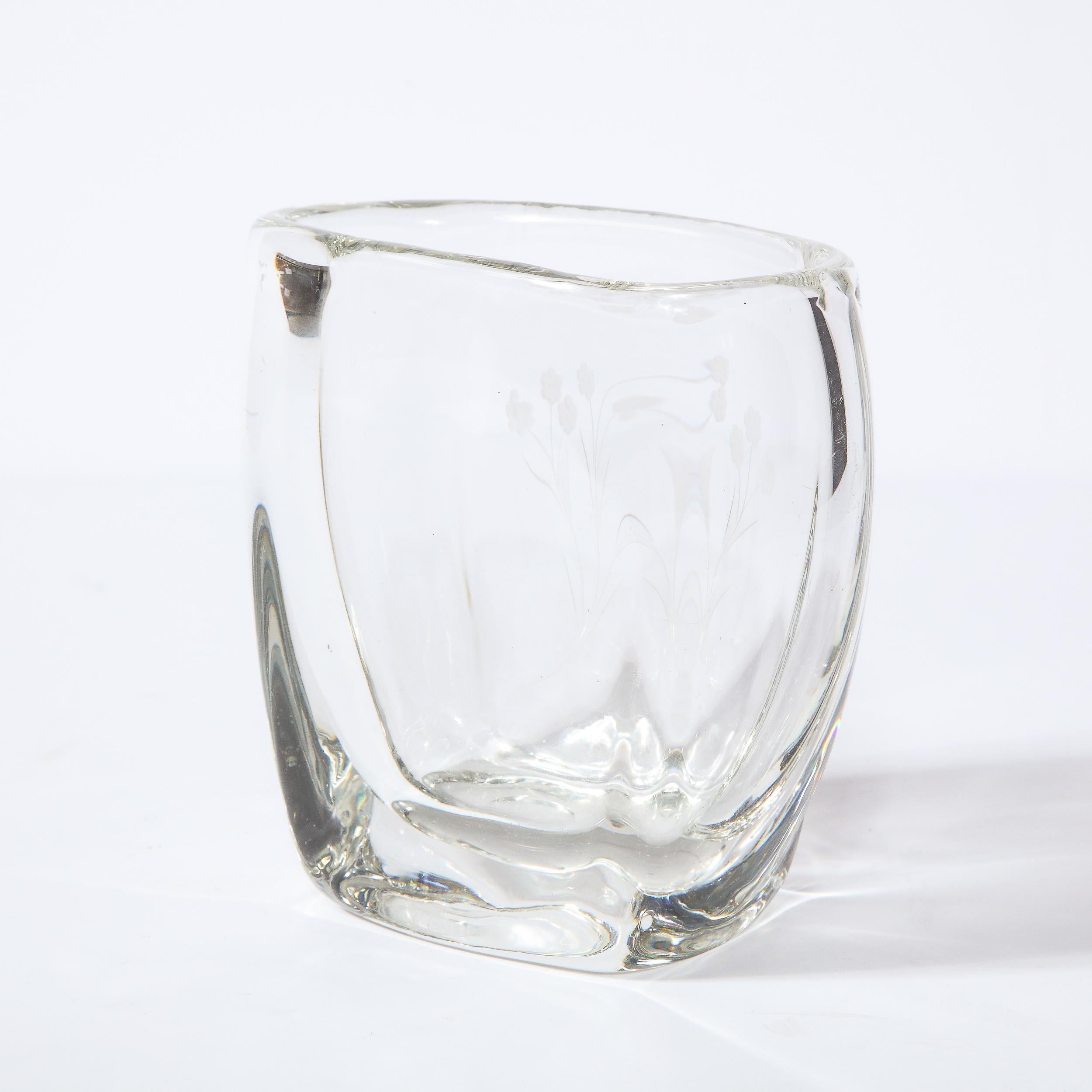 Vaso svedese traslucido inciso e smerigliato della metà del secolo scorso con motivo floreale in vendita 1