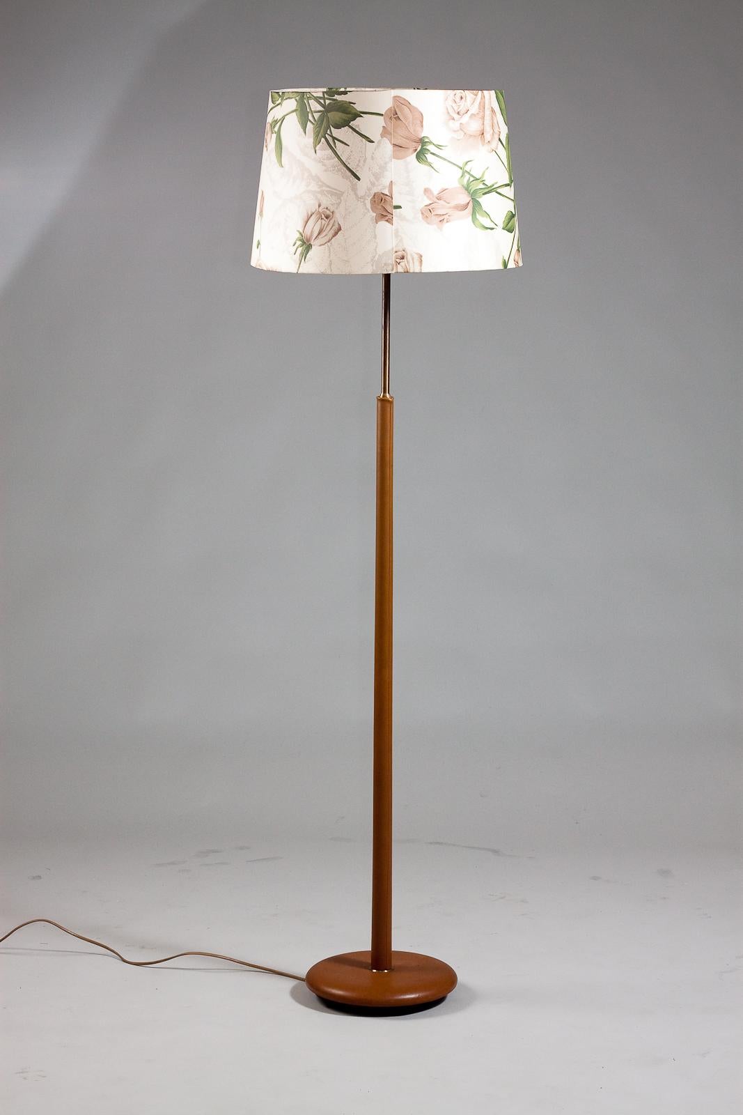 Ti presentiamo la nostra splendida lampada da terra svedese di metà secolo, rivestita in pelle di lusso per un look sofisticato e senza tempo. Questo pezzo di illuminazione vintage mette in mostra le linee pulite e il design minimalista che