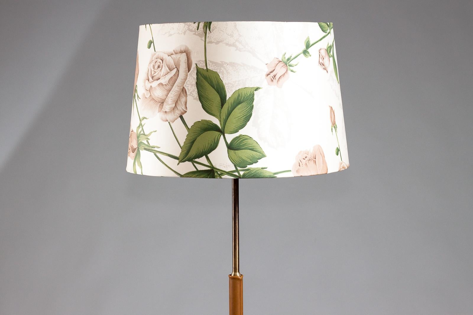 Mid-Century moderno Lampada da terra svedese di metà secolo in pelle, ANF in vendita